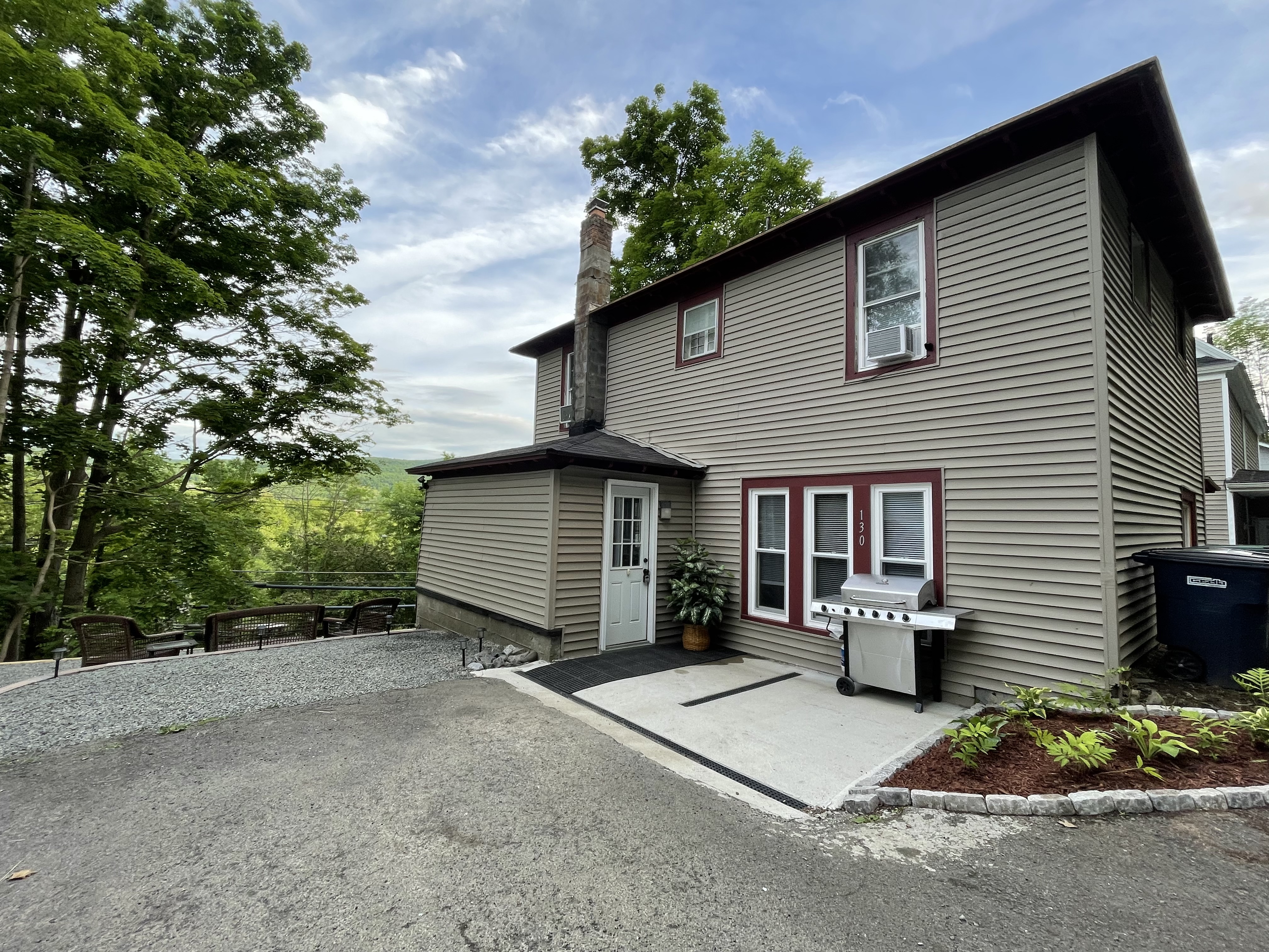 Welcoming 3 bedroom home on a hill in Oneonta