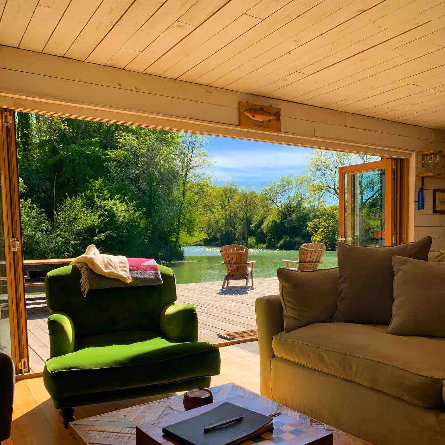 Luxury Cabin on Private Lake Houses for Rent in Hassocks, England