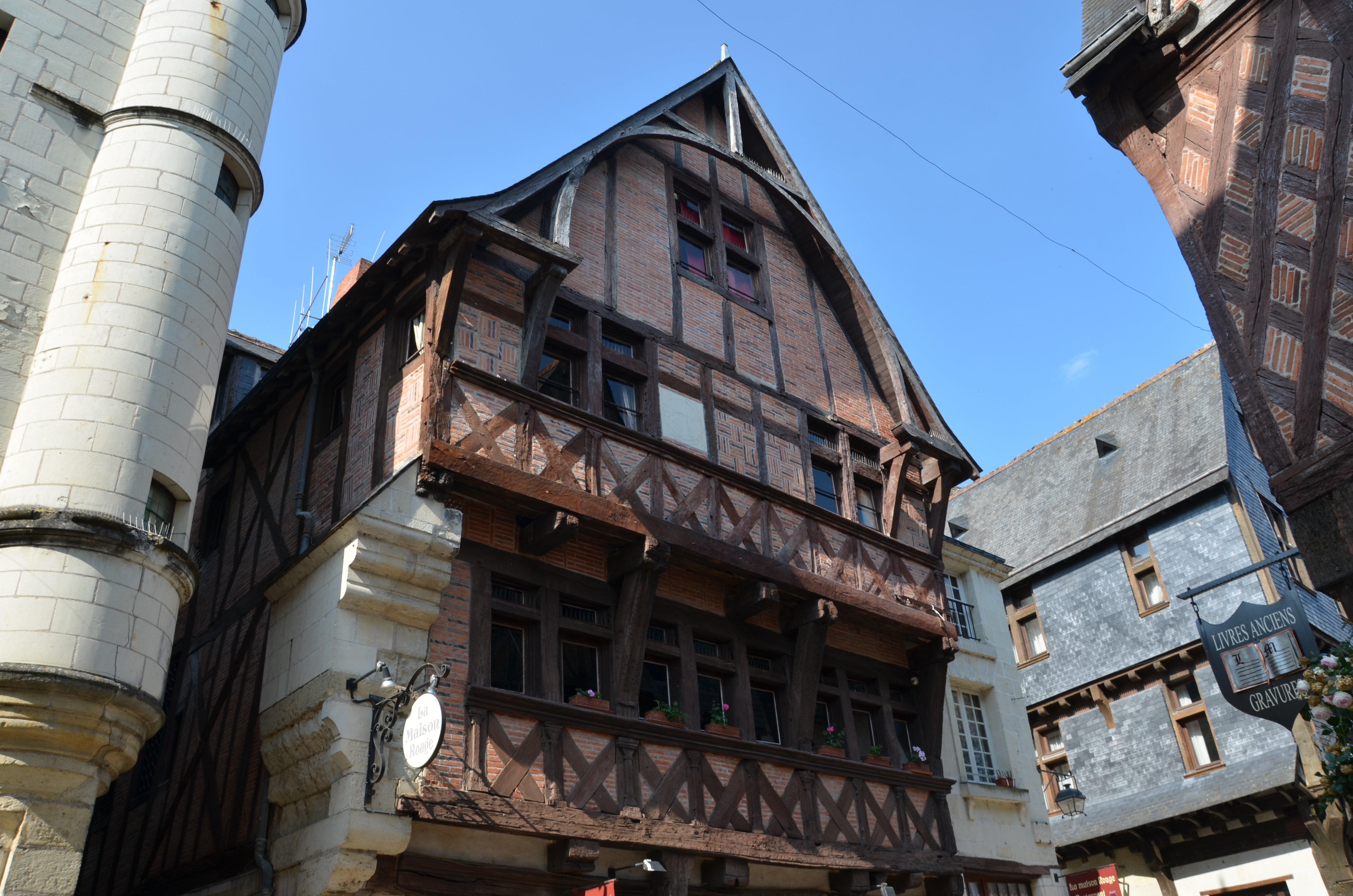 La Maison Rouge *** Medieval Chinon + parking card