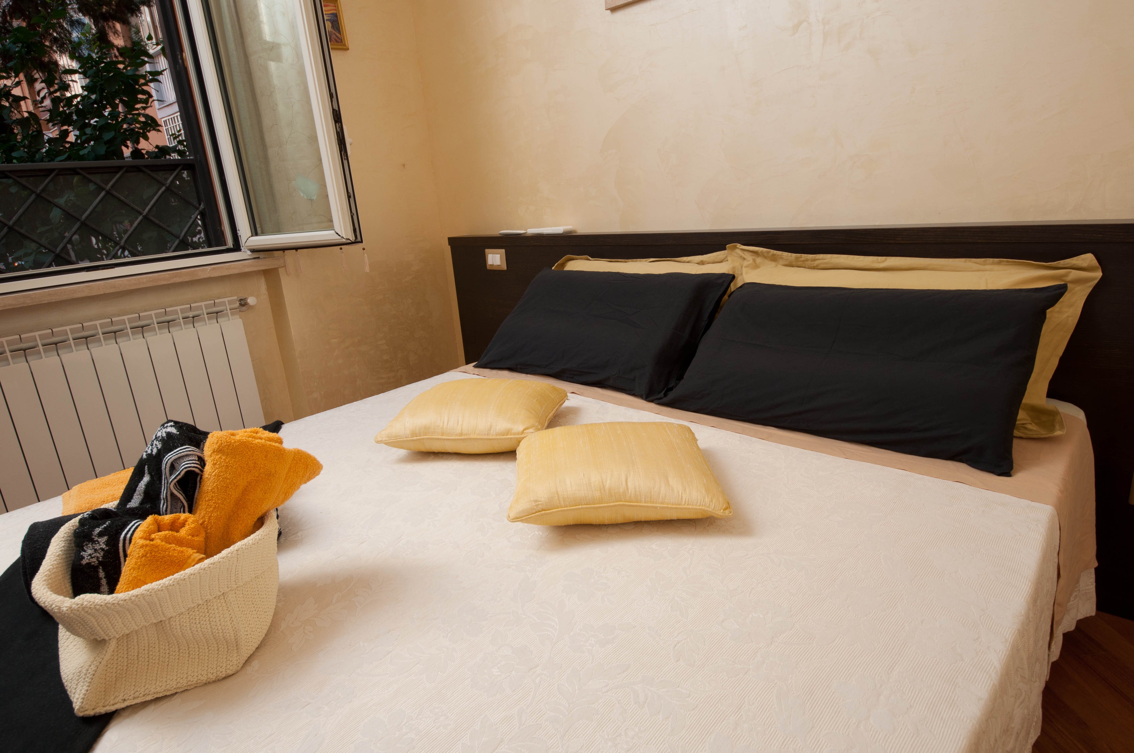 Gala B&B Rome Oro Suite max 2 Pax in VII San Giovanni/Cinecittà, Rome