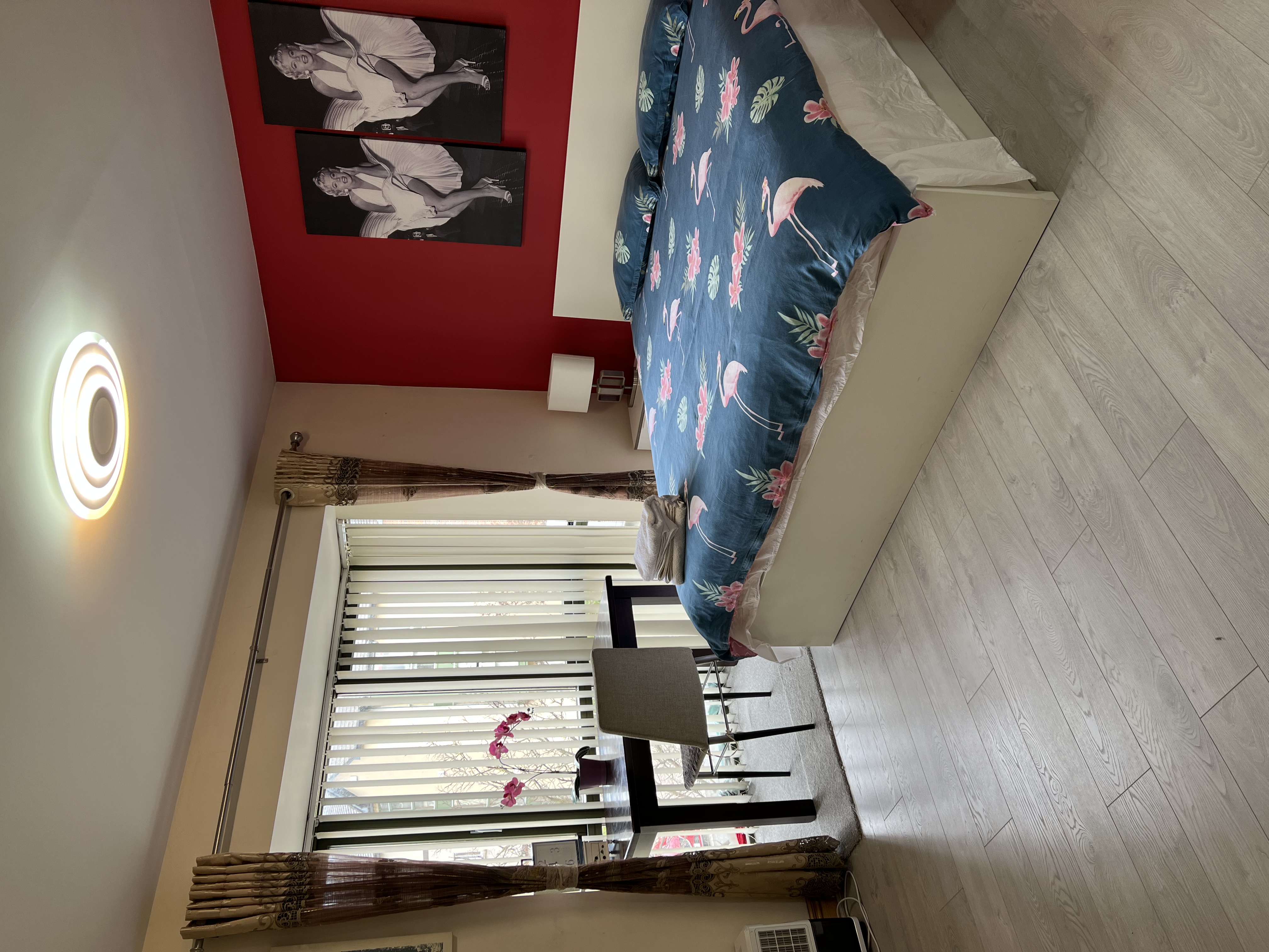 Spacious private en-suite room