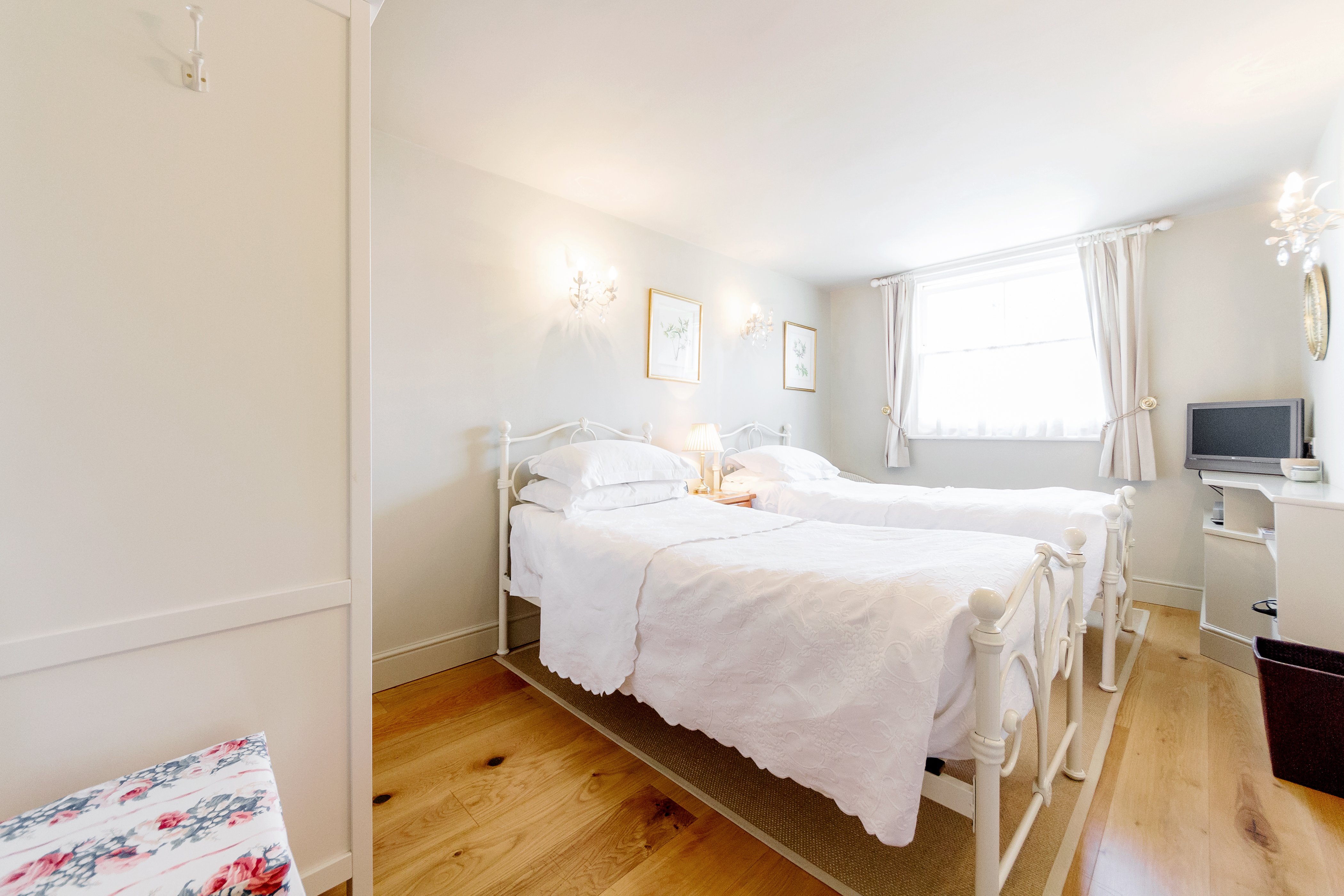 Wimbledon Luxury Home Twin Room in Wandsworth, London
