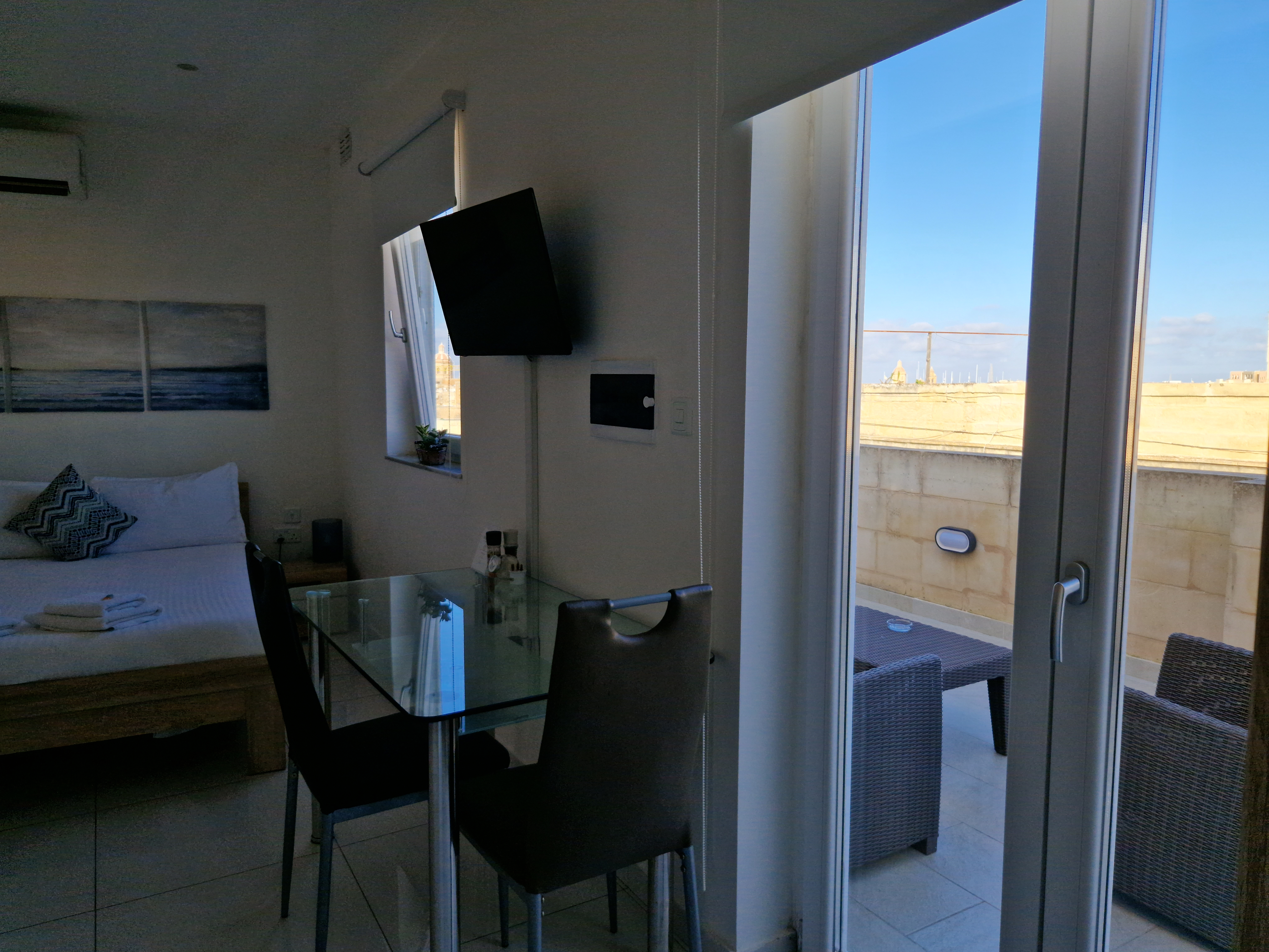 Bright Studio Penthouse with Harbour Views