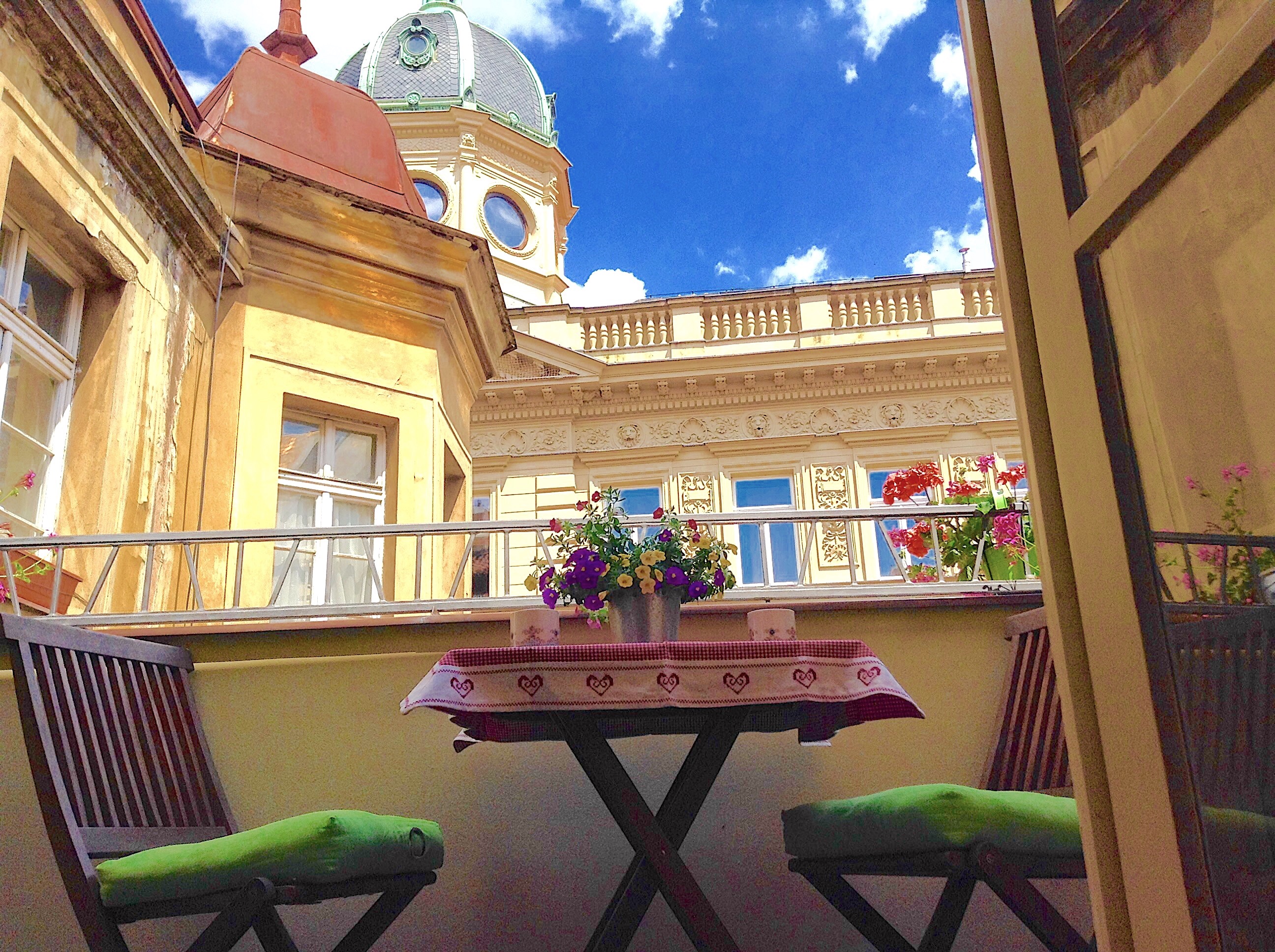 Charles Bridge | Balcony | 797 SQ FT | 3-Room Apt