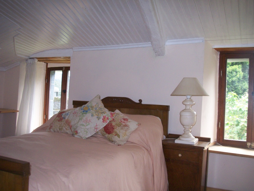 Pretty country cottage near sea