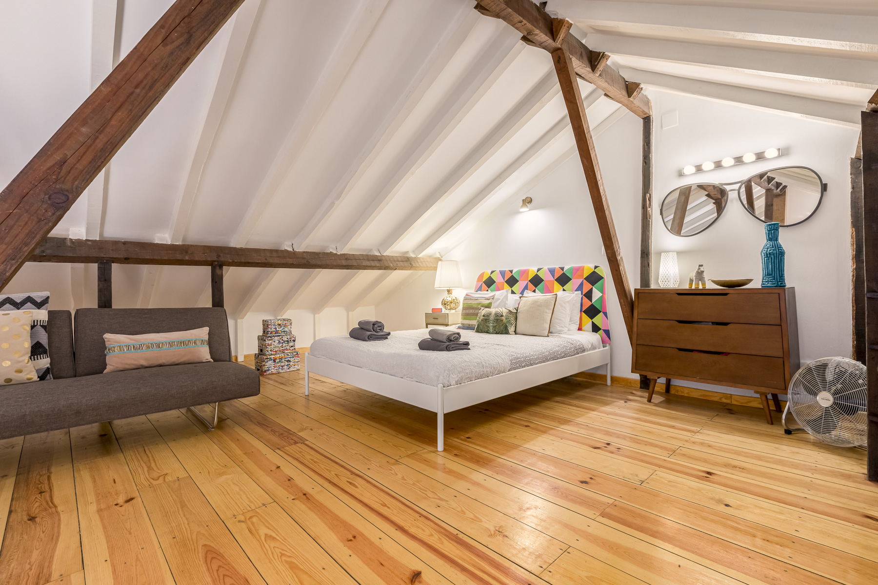 Trendy Romantic Getaway Loft in the Lisbon heart