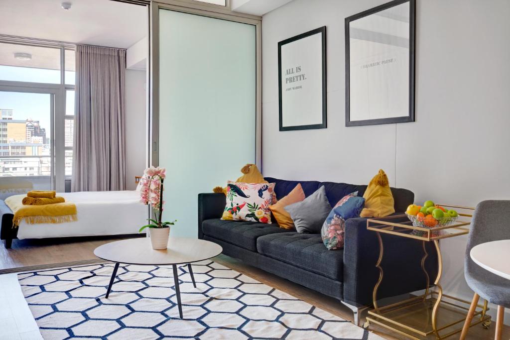 Urban Oasis: Cozy 1-BR with Balcony & City Views