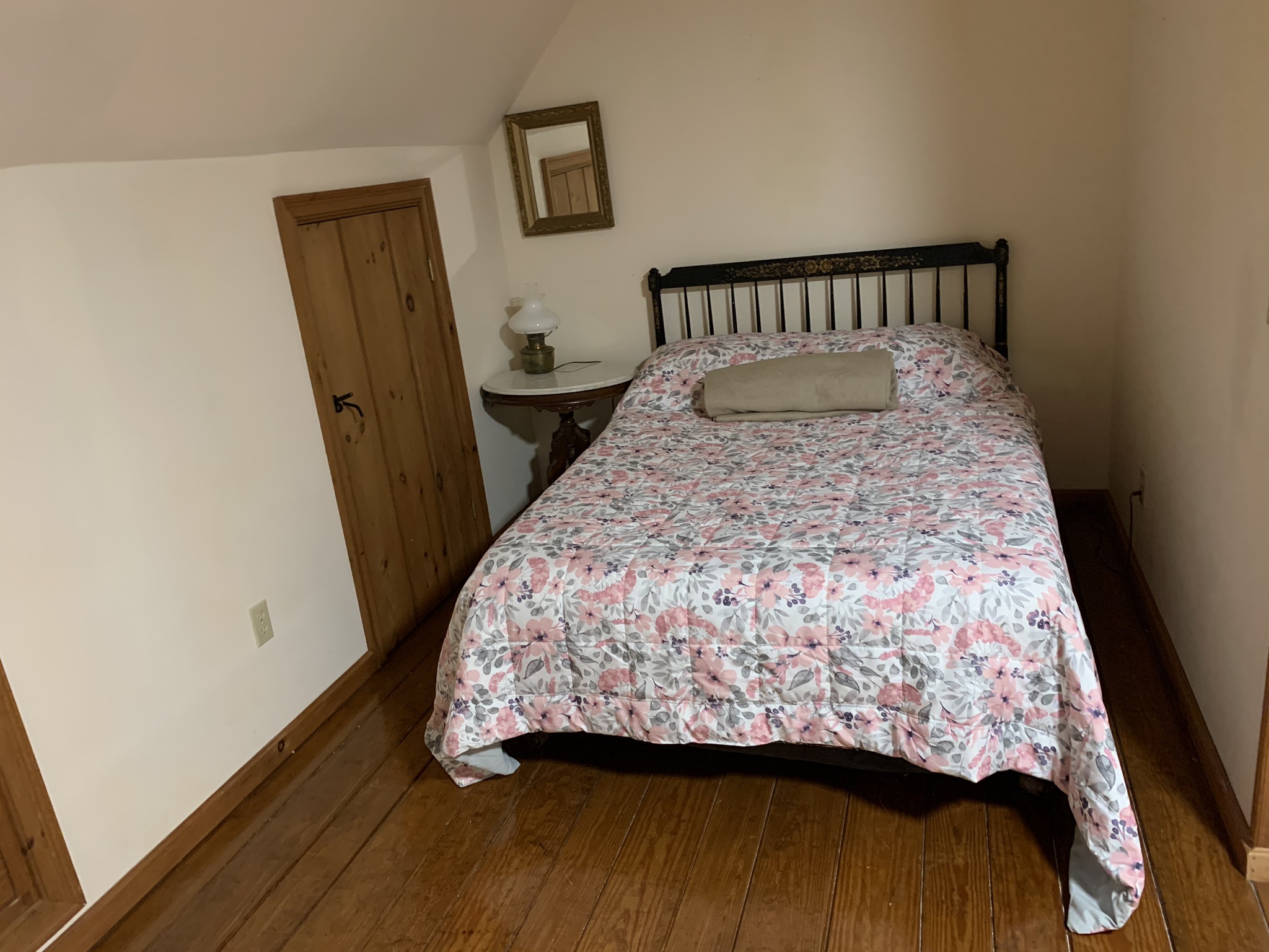 Secluded Waterfront View on Lake Hayward Houses for Rent in