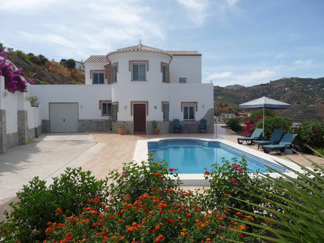 Countryside private apartment with pool & sea view