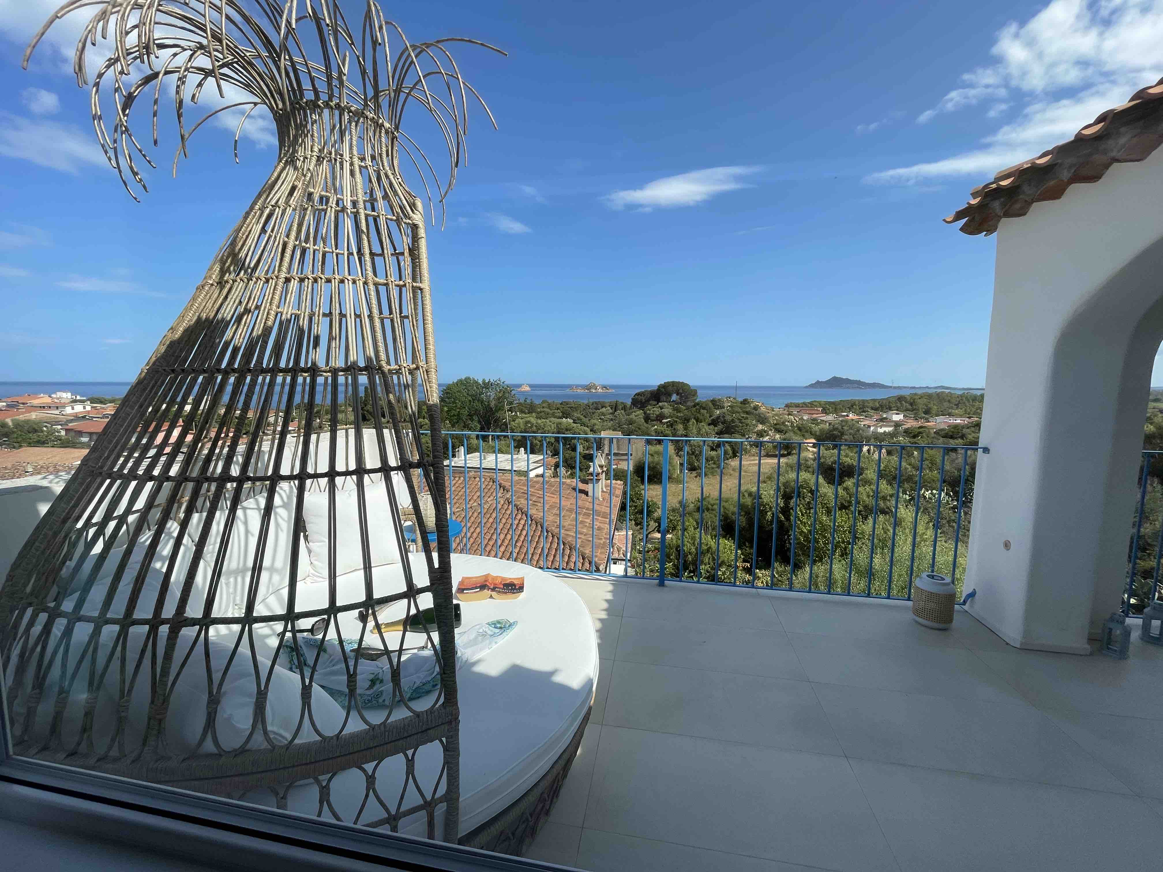 Seaview flat 500m to the beach and port