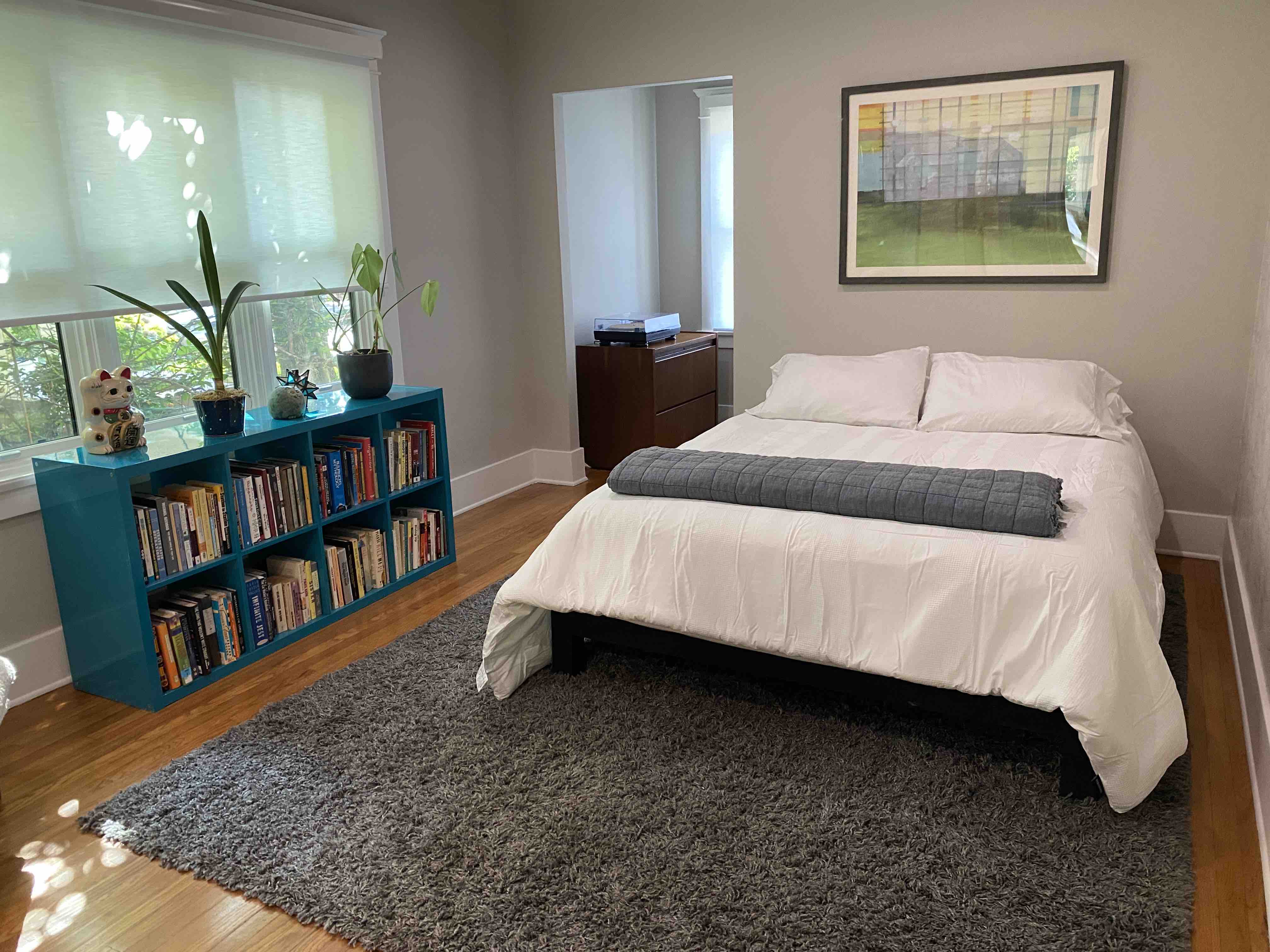 Large room with private bath 1 block to Figueroa