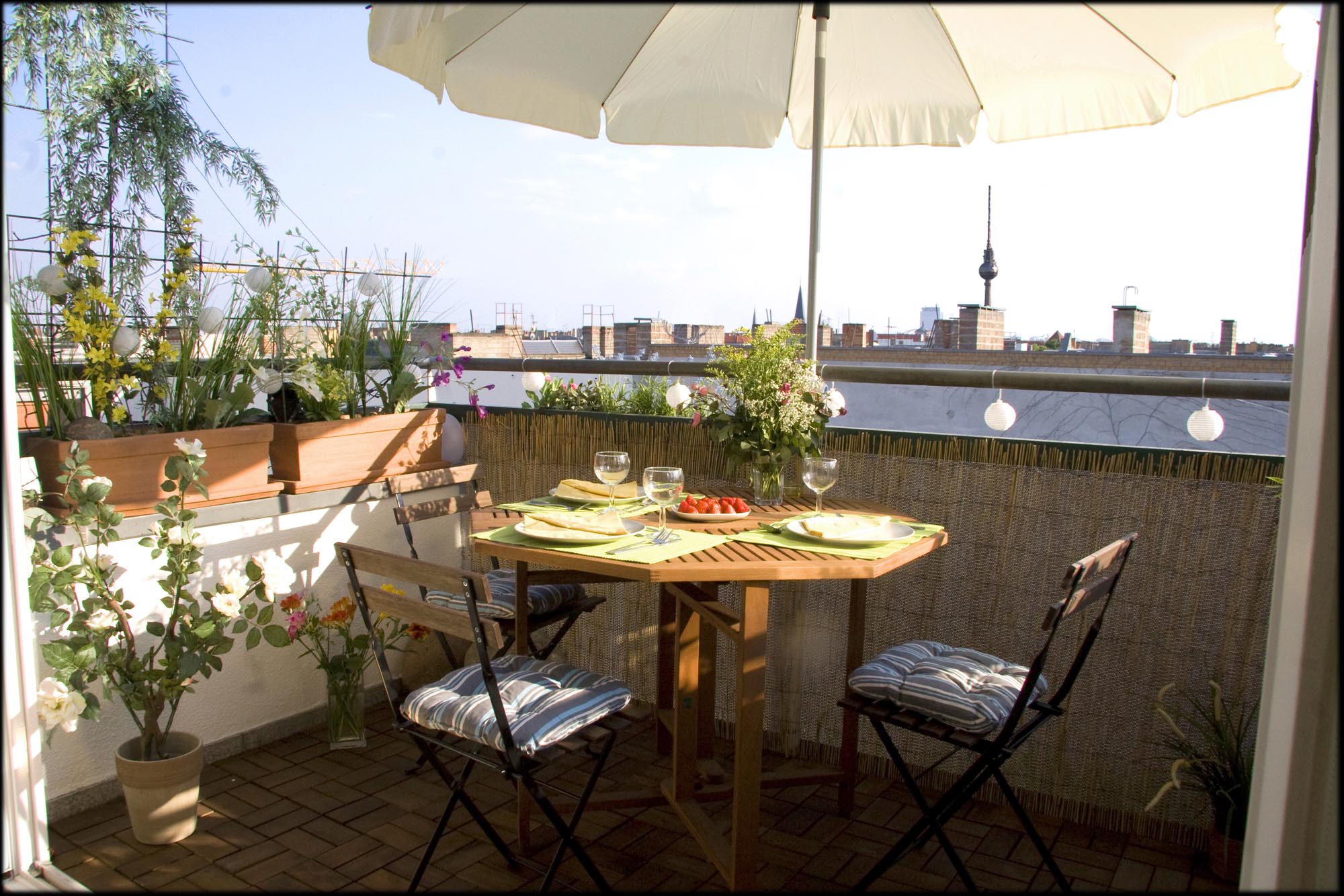 Over the roofs of Berlin with Lift, A/C, Netflix