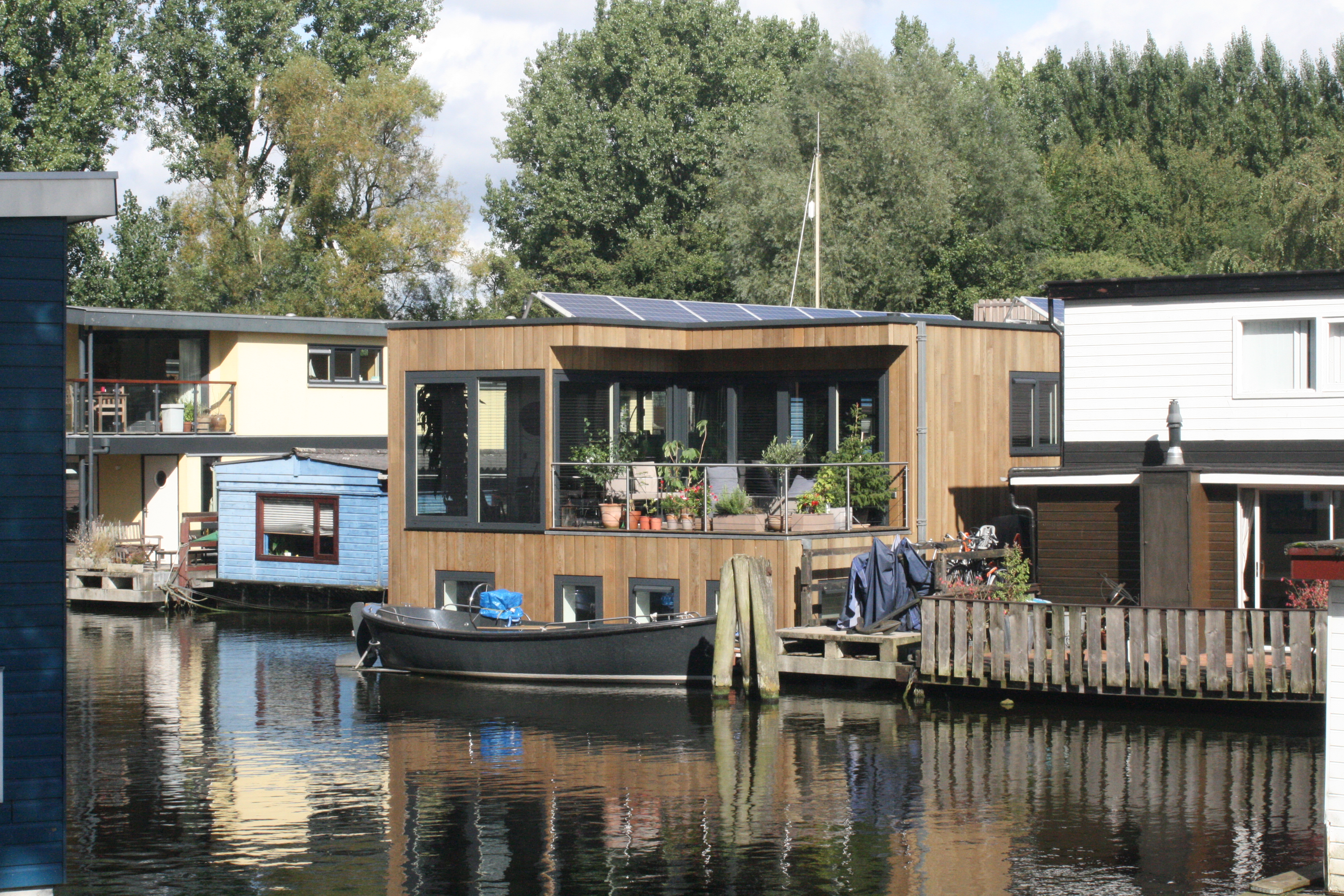 HOUSEBOAT NOVA 80m2 + FREE BIKES