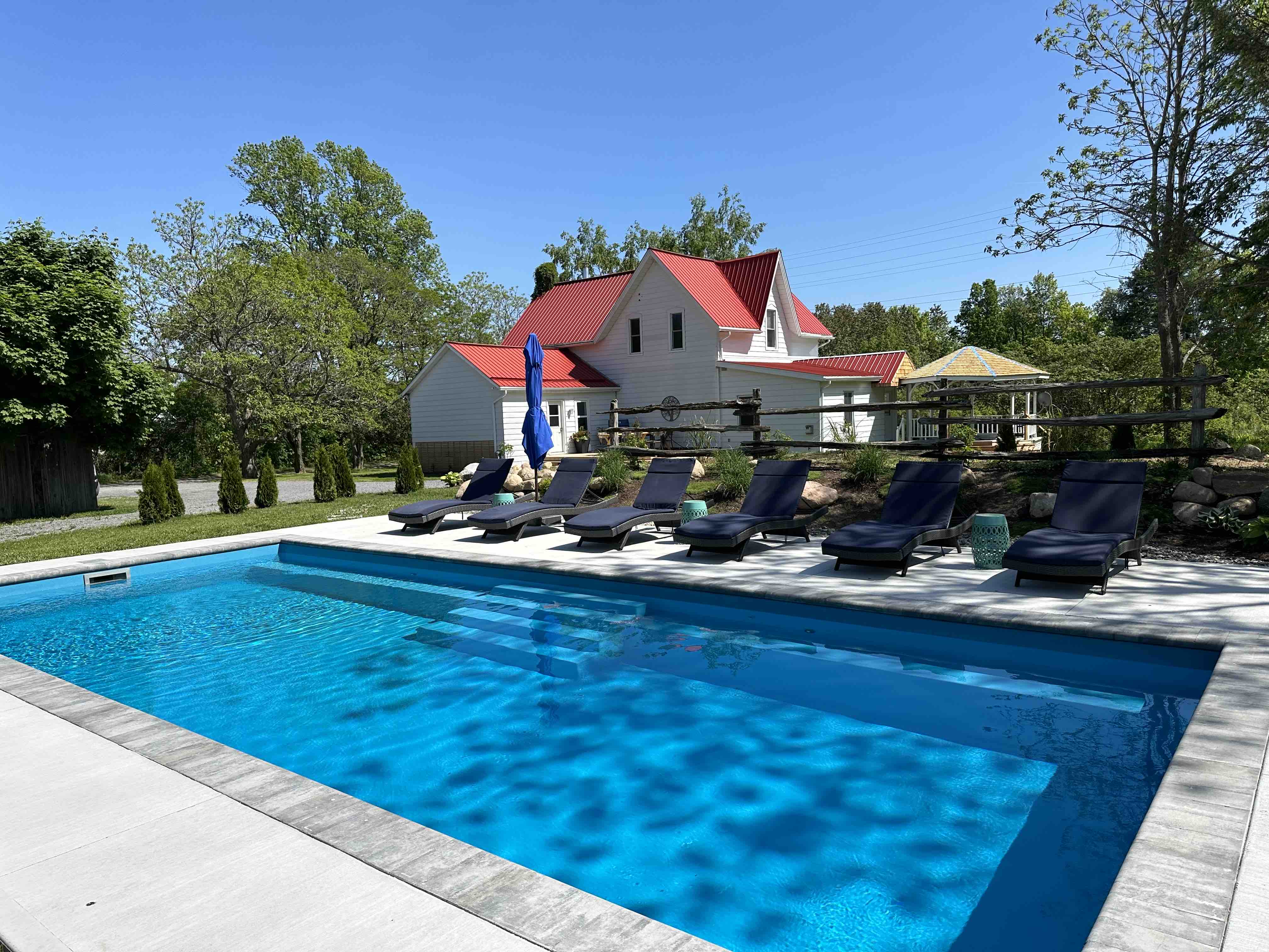 Charming farmhouse with amazing pool & hot tub!