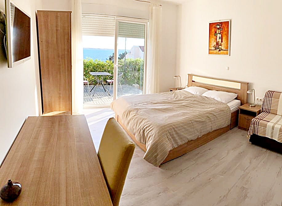 Private room with garden terrace + kitchen use