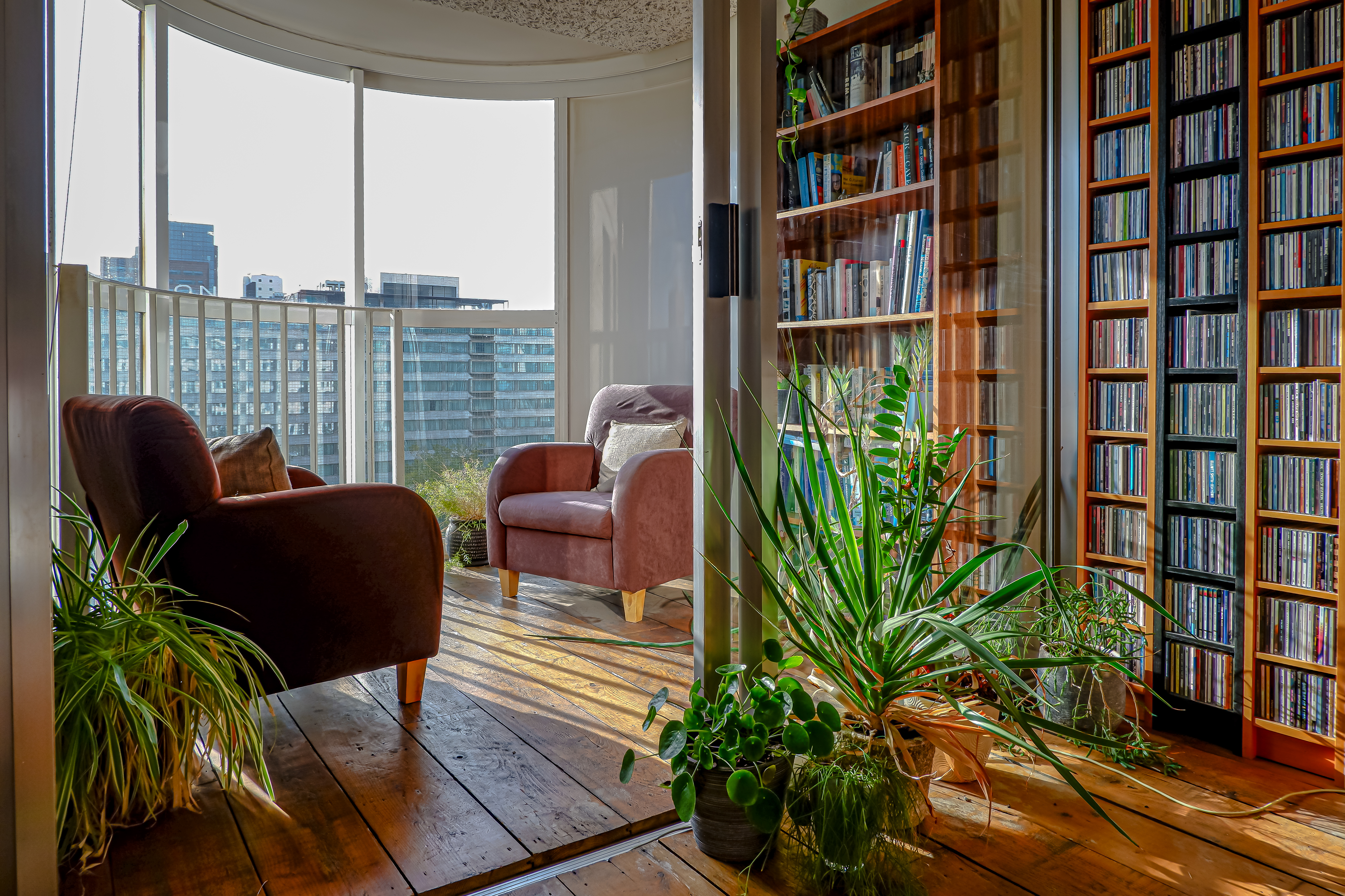 Top Location | Skyline View | Playful Interior — Rotterdam stay