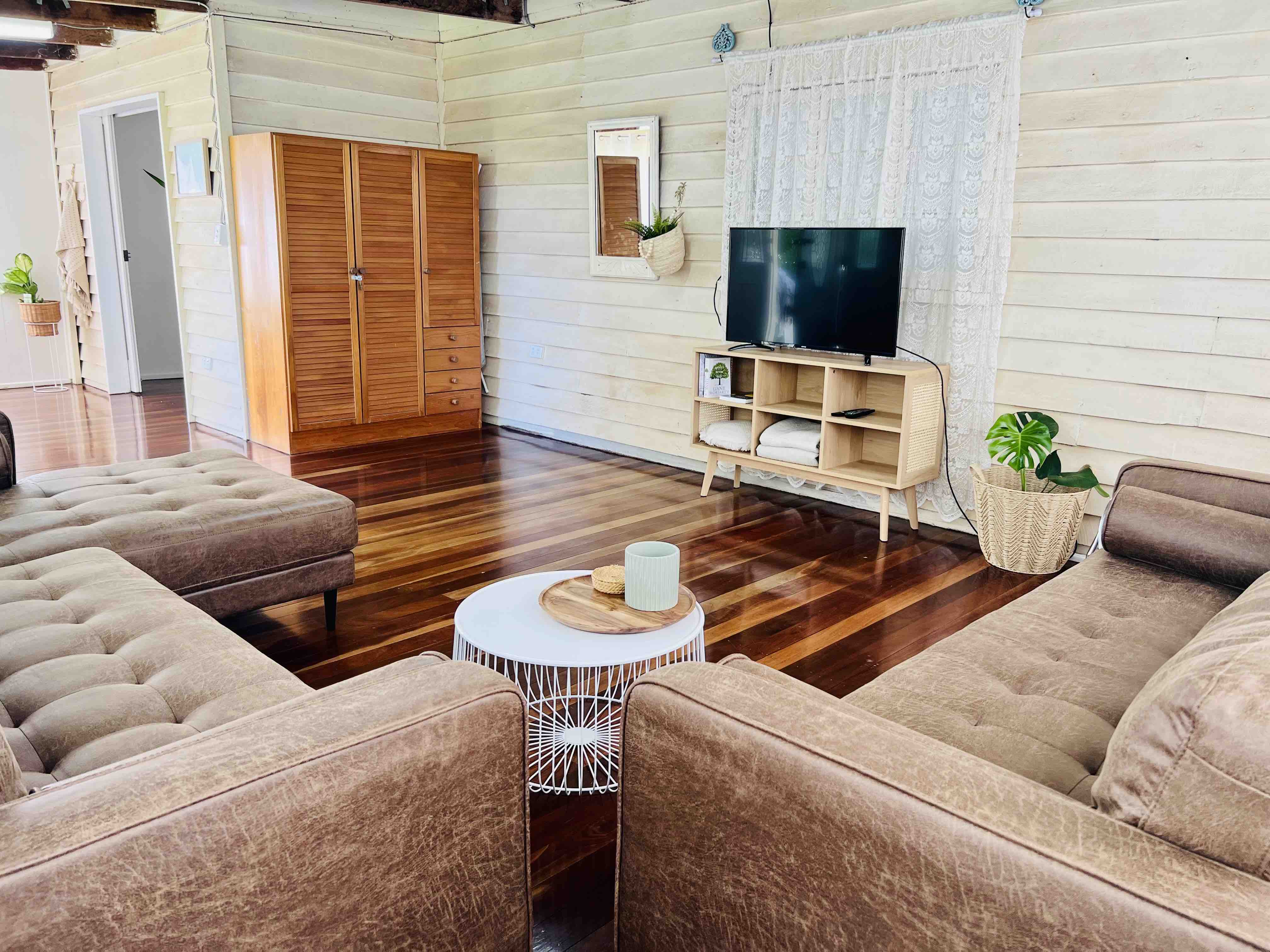 Springs Cottage, walk to the beach, shops, cafes.