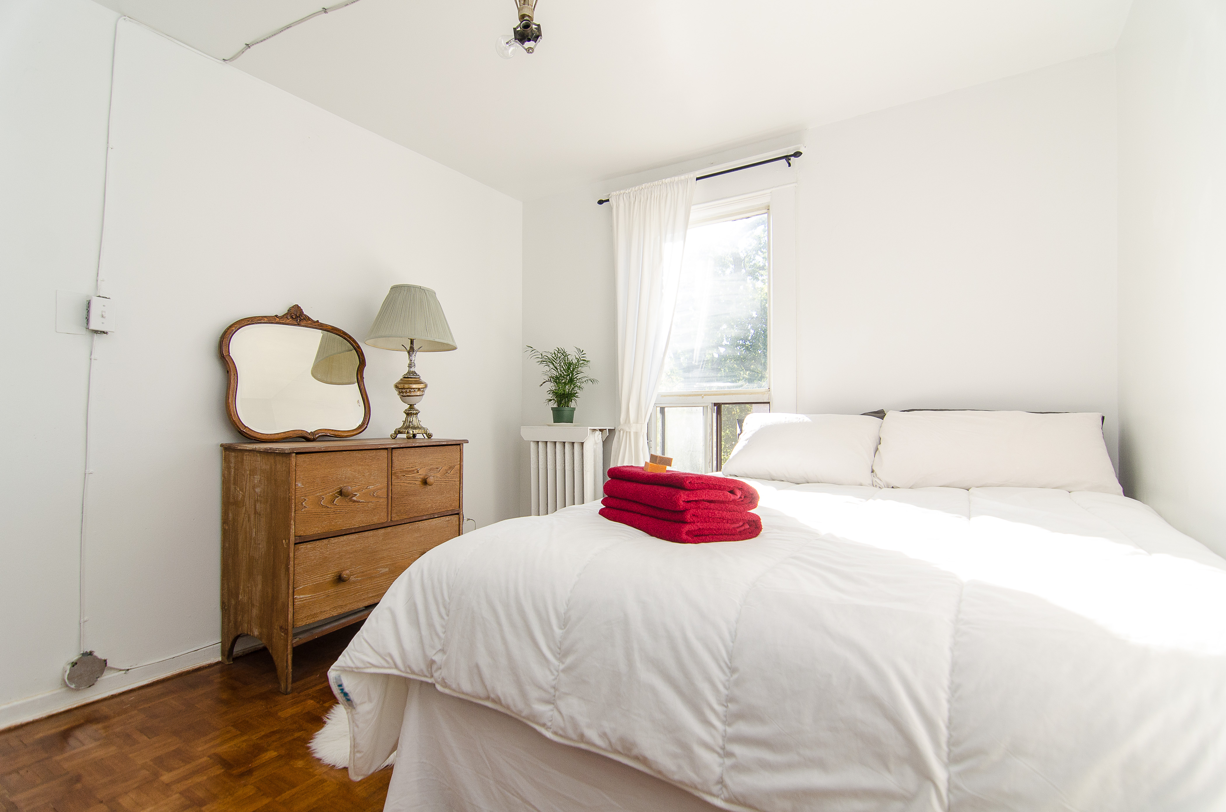 Quiet Bright 2 Bedroom Downtown!!!! in Little Portugal, Toronto