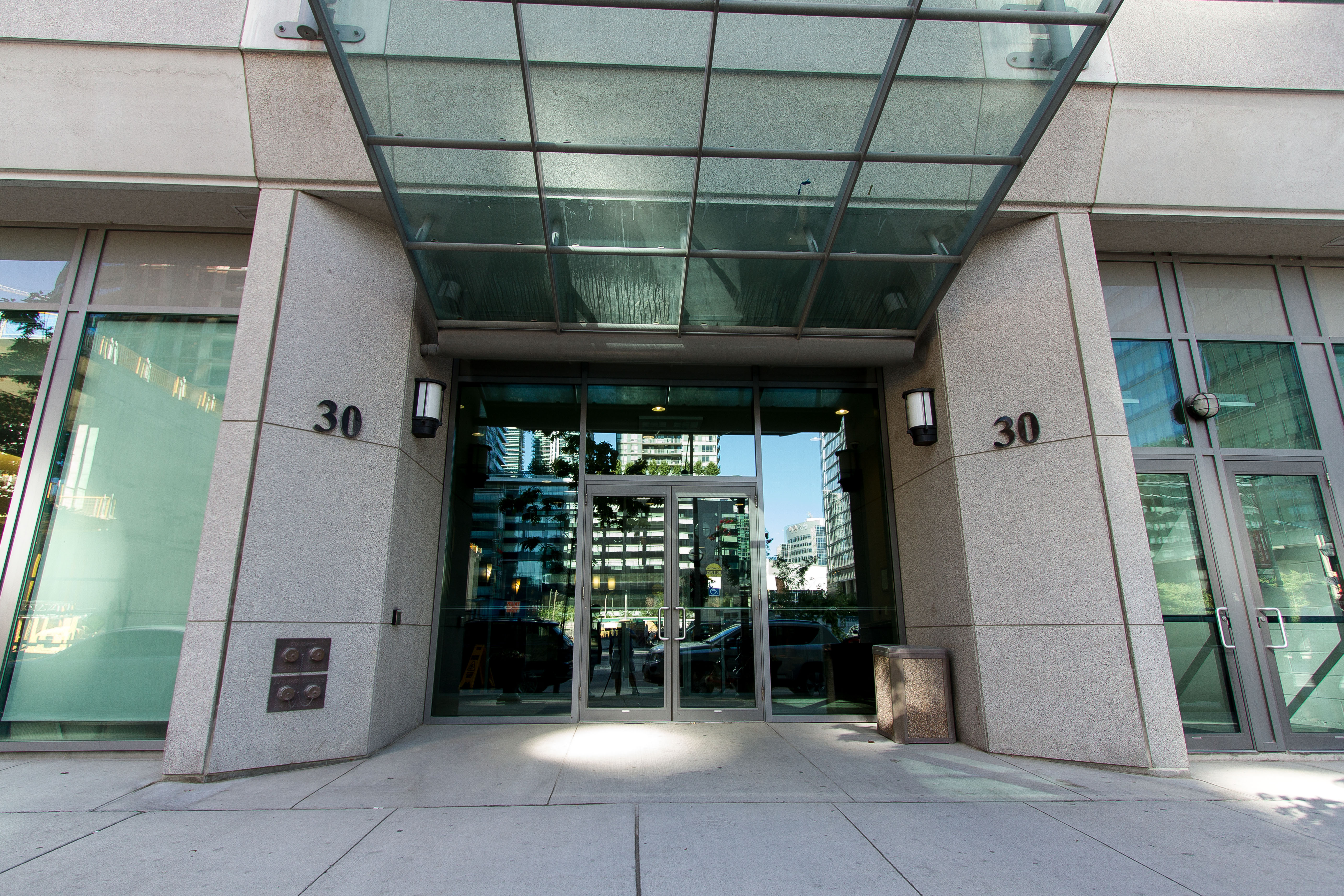 Spacious downtown condo in Waterfront Communities-The Island, Toronto