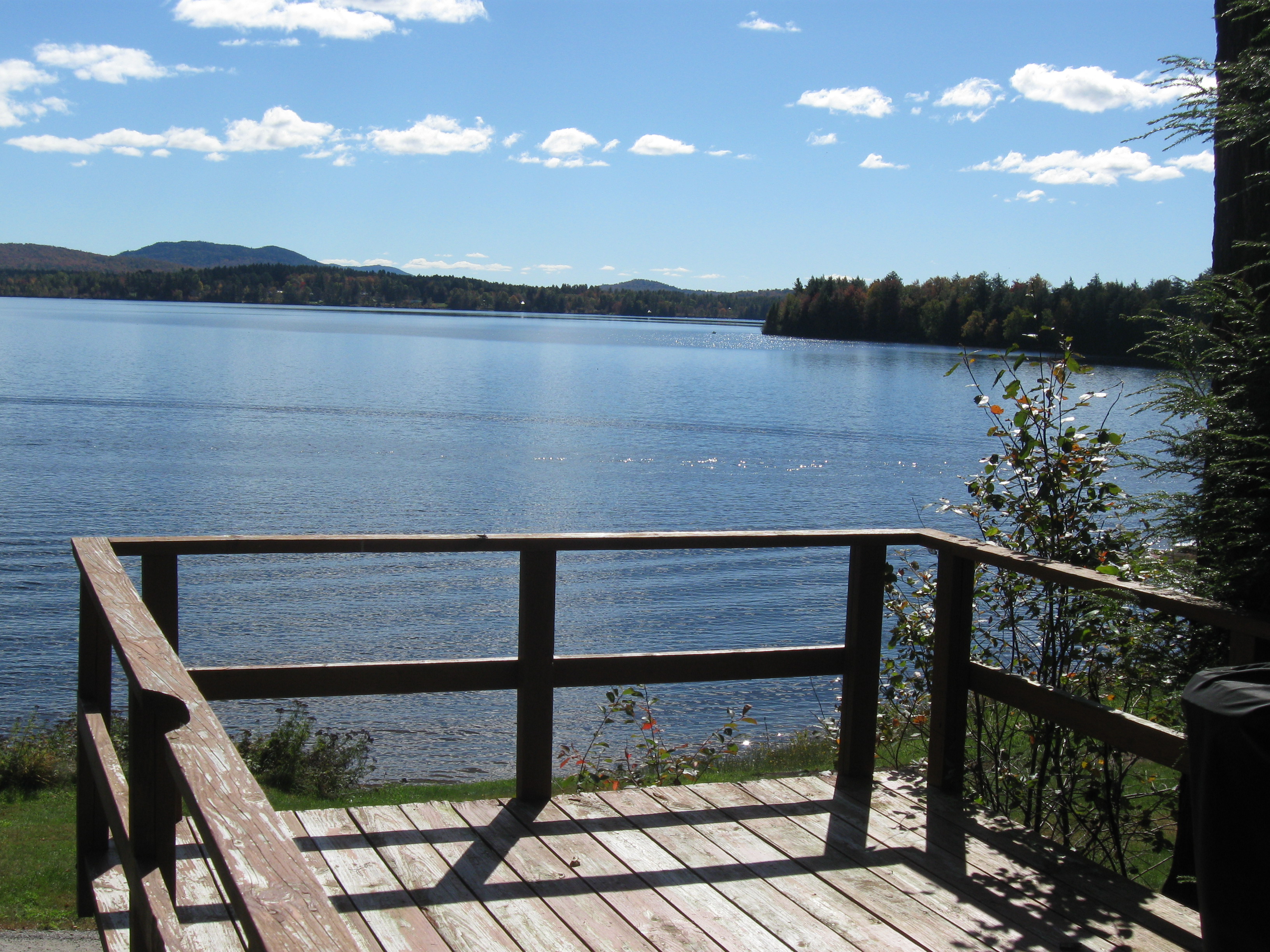 Quiet 2 bedroom lakefront cabin