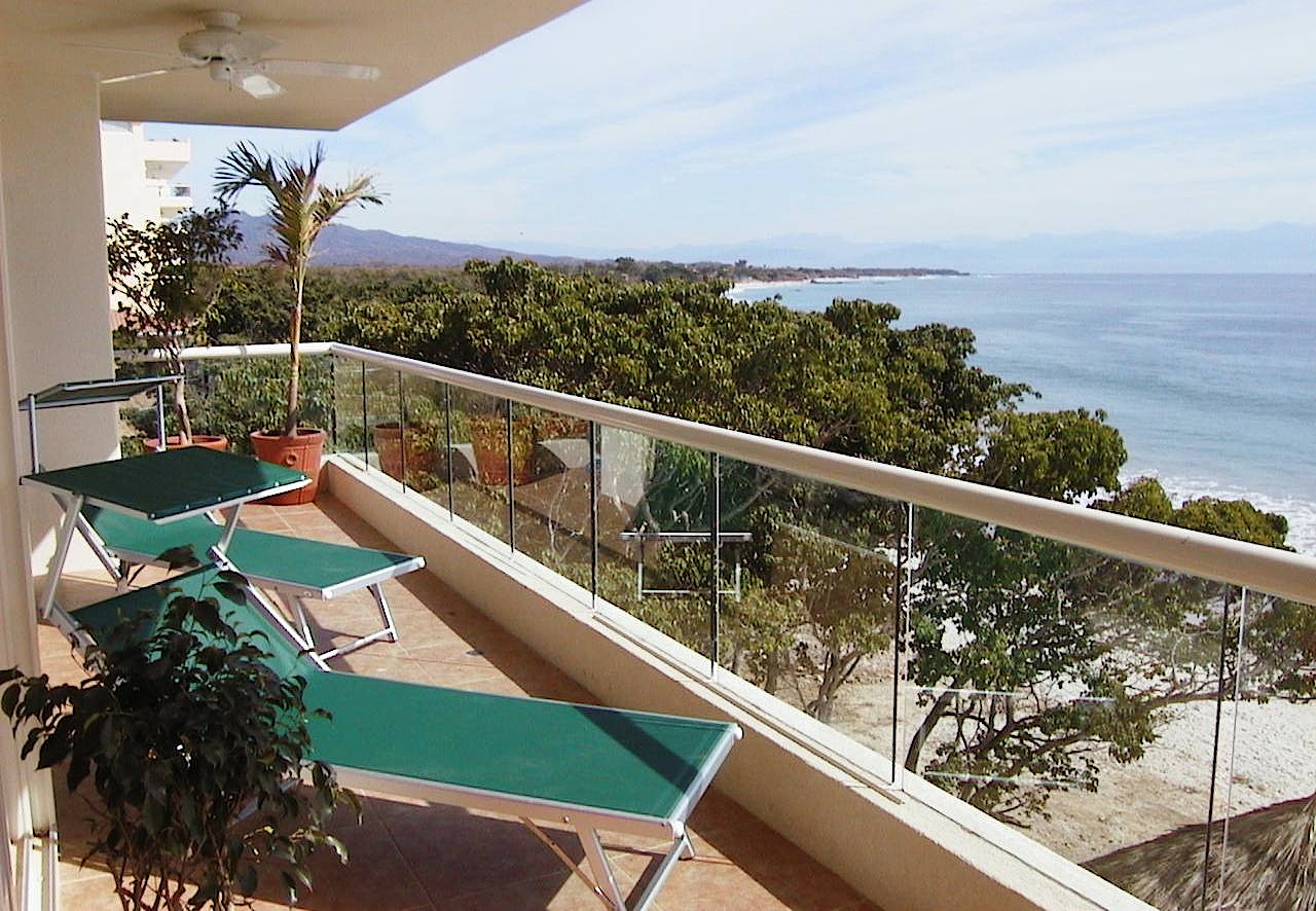 Spacious 3 bedroom on the Beach w Pool & hot tub Apartments for Rent