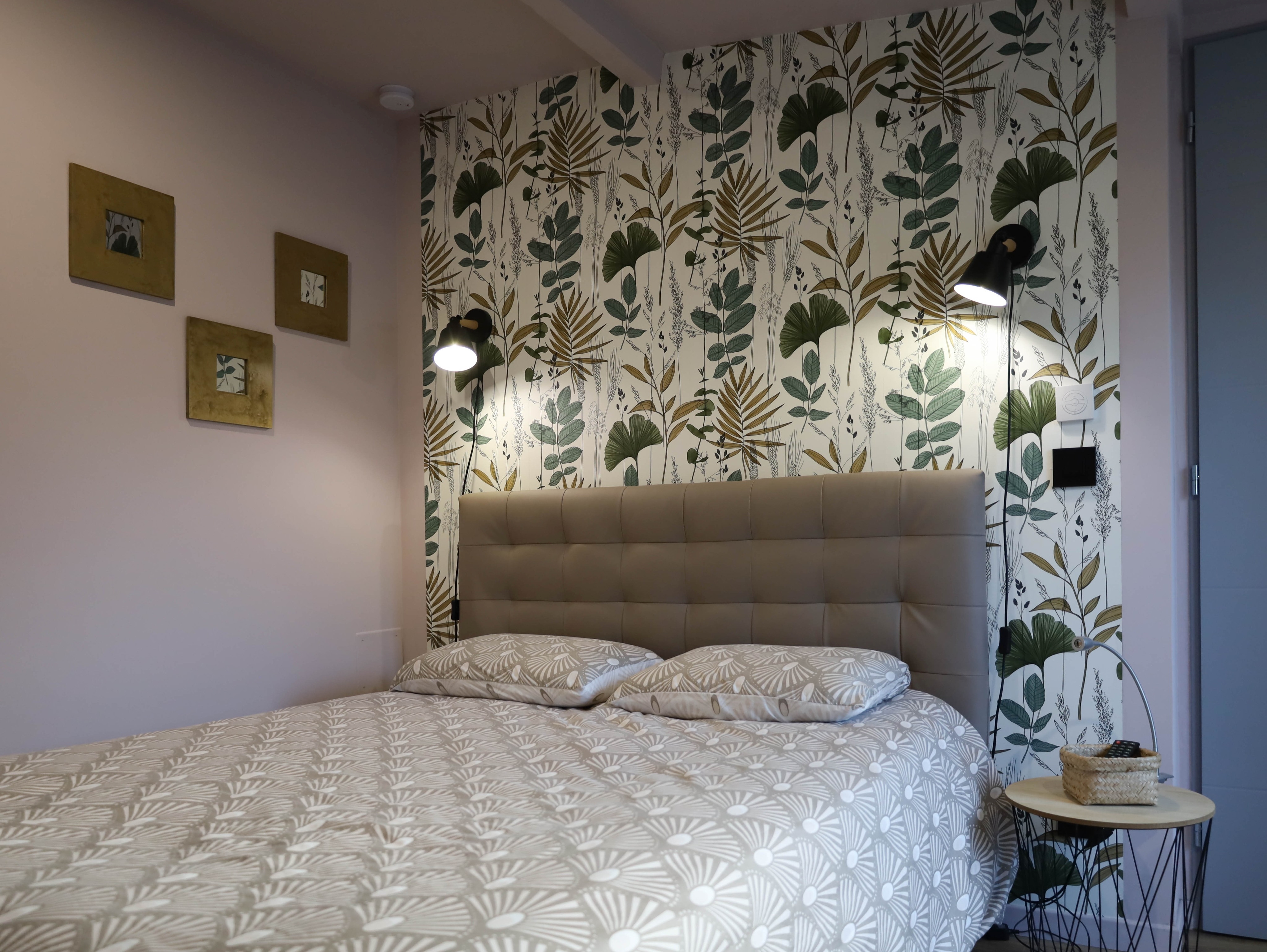 Independent accommodation sheet, towels, shower gel