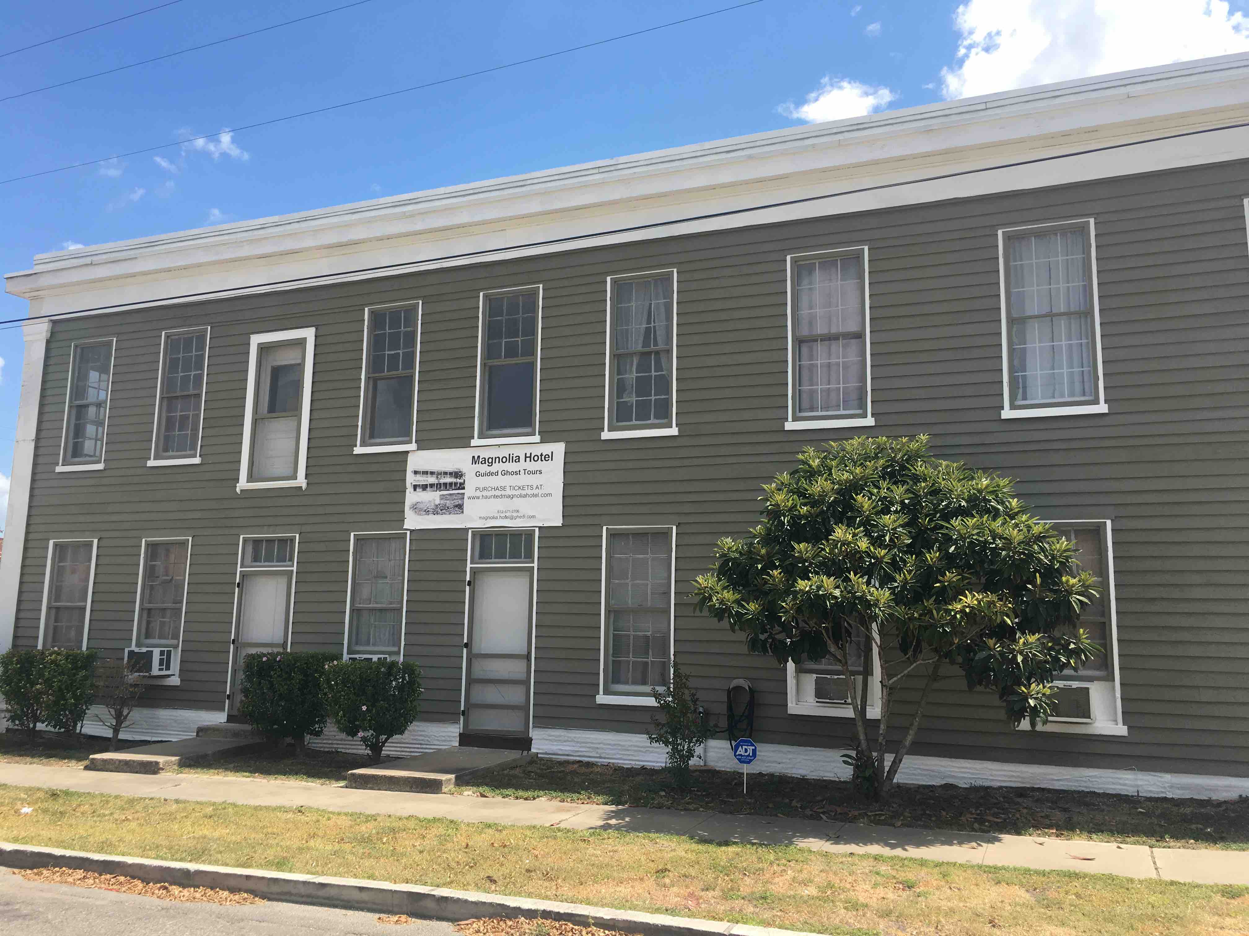 The Historic 1840 "Haunted" Magnolia Hotel BnB Apartments for Rent in