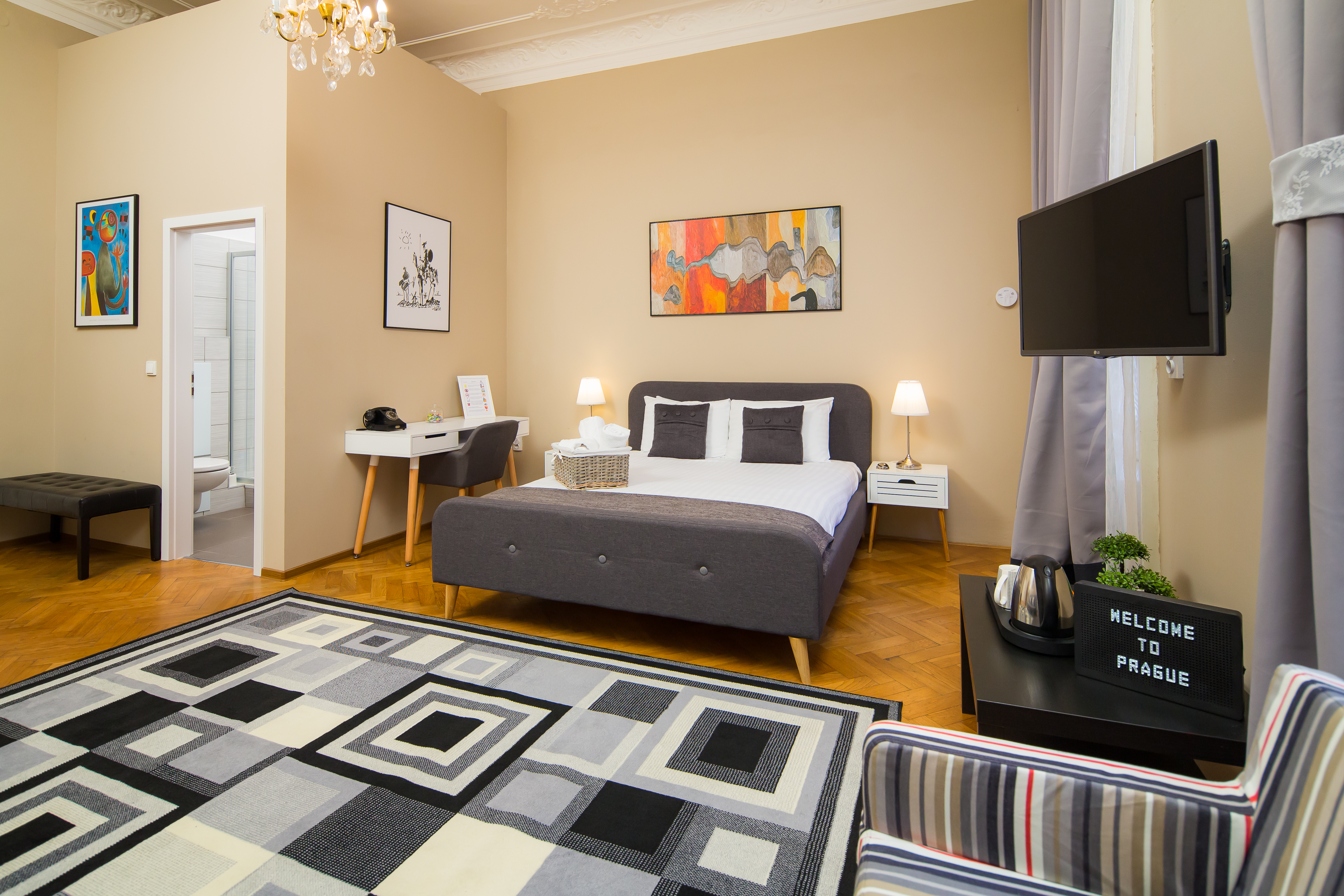 Quaint Palace ROOM with Ensuite Bahtroom in Center