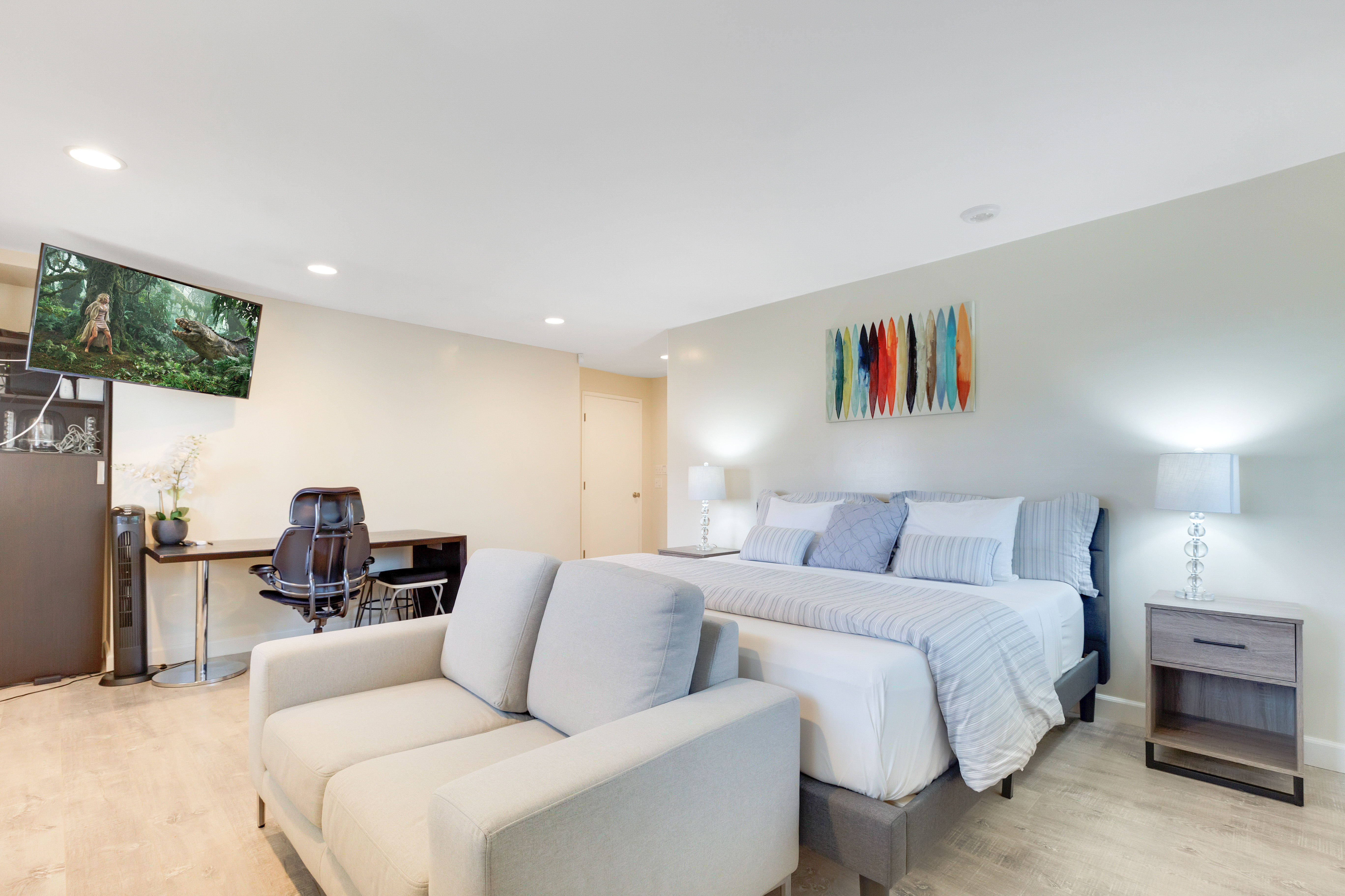 Cozy King Suite with Jacuzzi—15 Min to Disneyland!