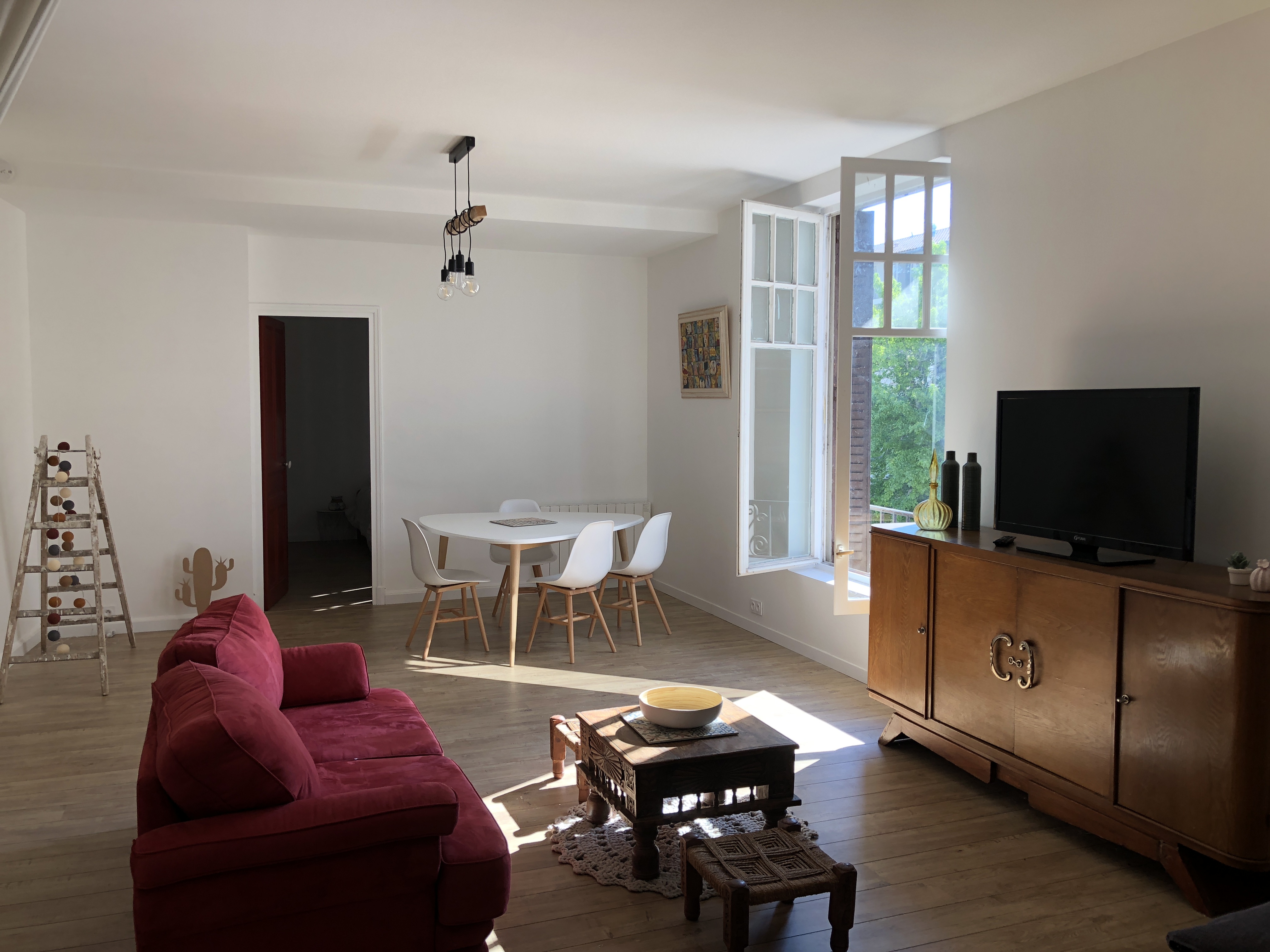 Large bright apartment in the center of Bayonne.