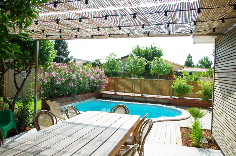 Pleasant house, cozy garden, heated pool.