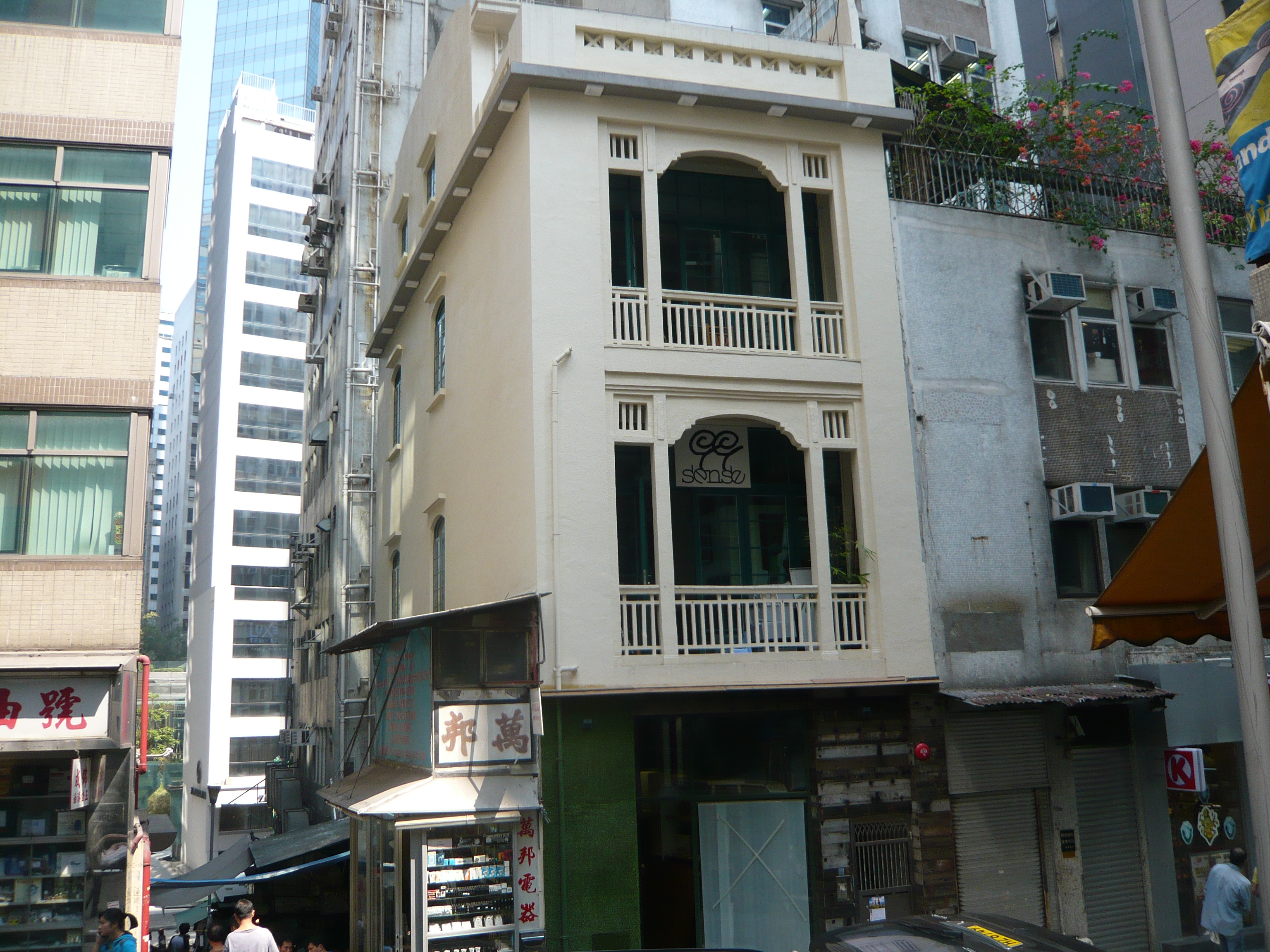 Right smack 'n Central Hong Kong!!