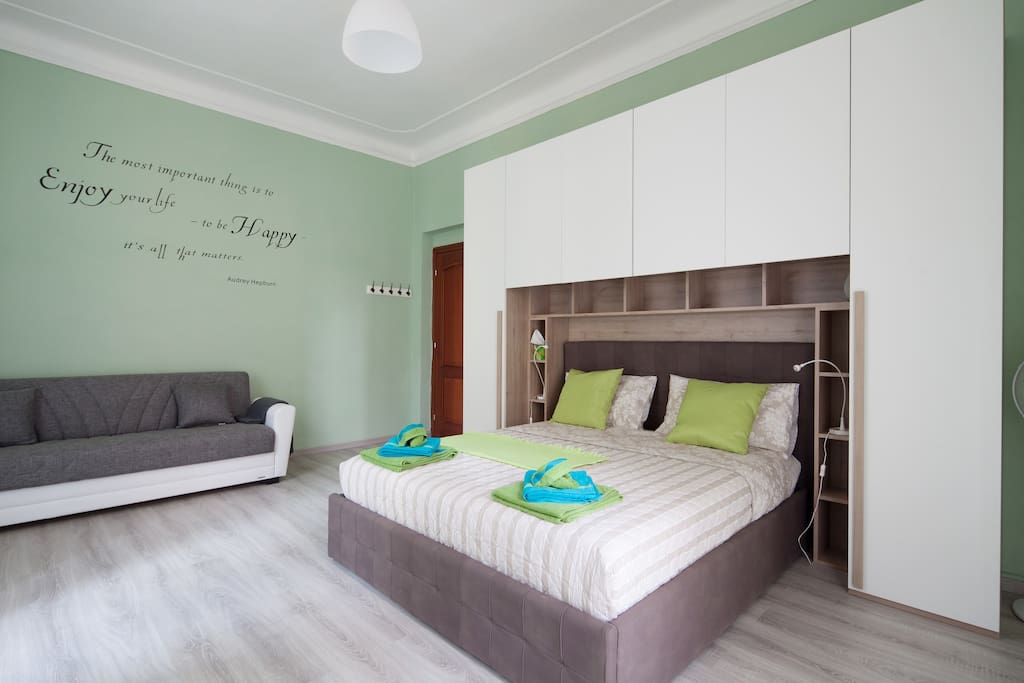 Hepburn Room - Room w/ balcony near train station ...