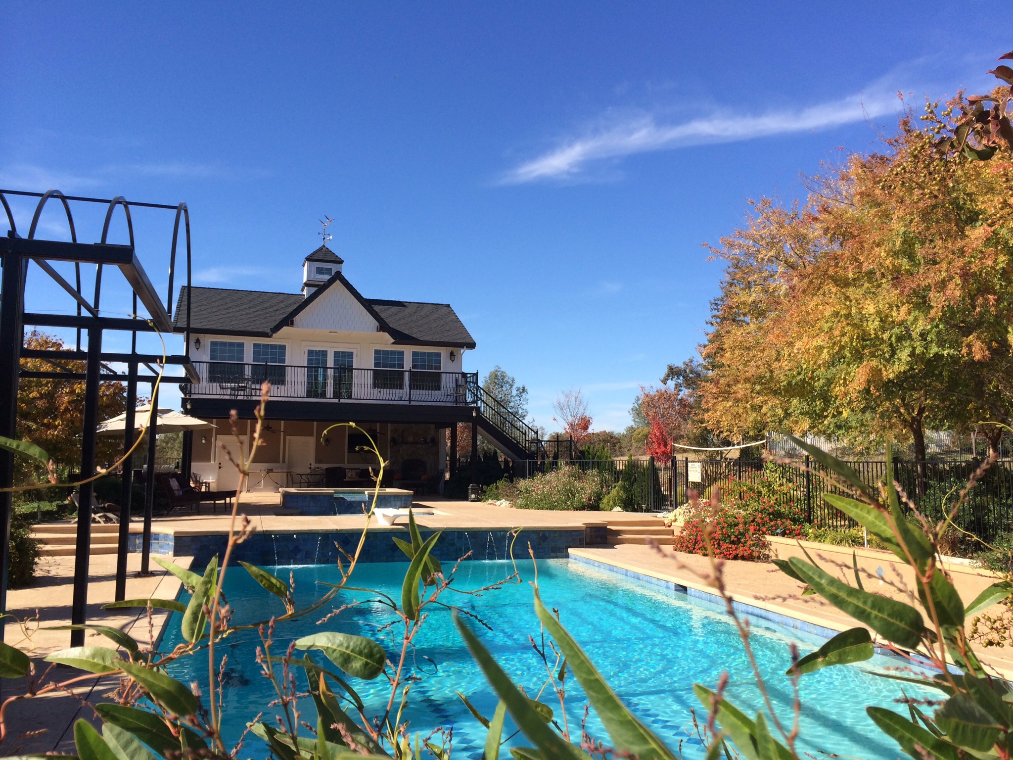 Cottage Pool House, Large Balcony, Separate Unit Guesthouses for Rent