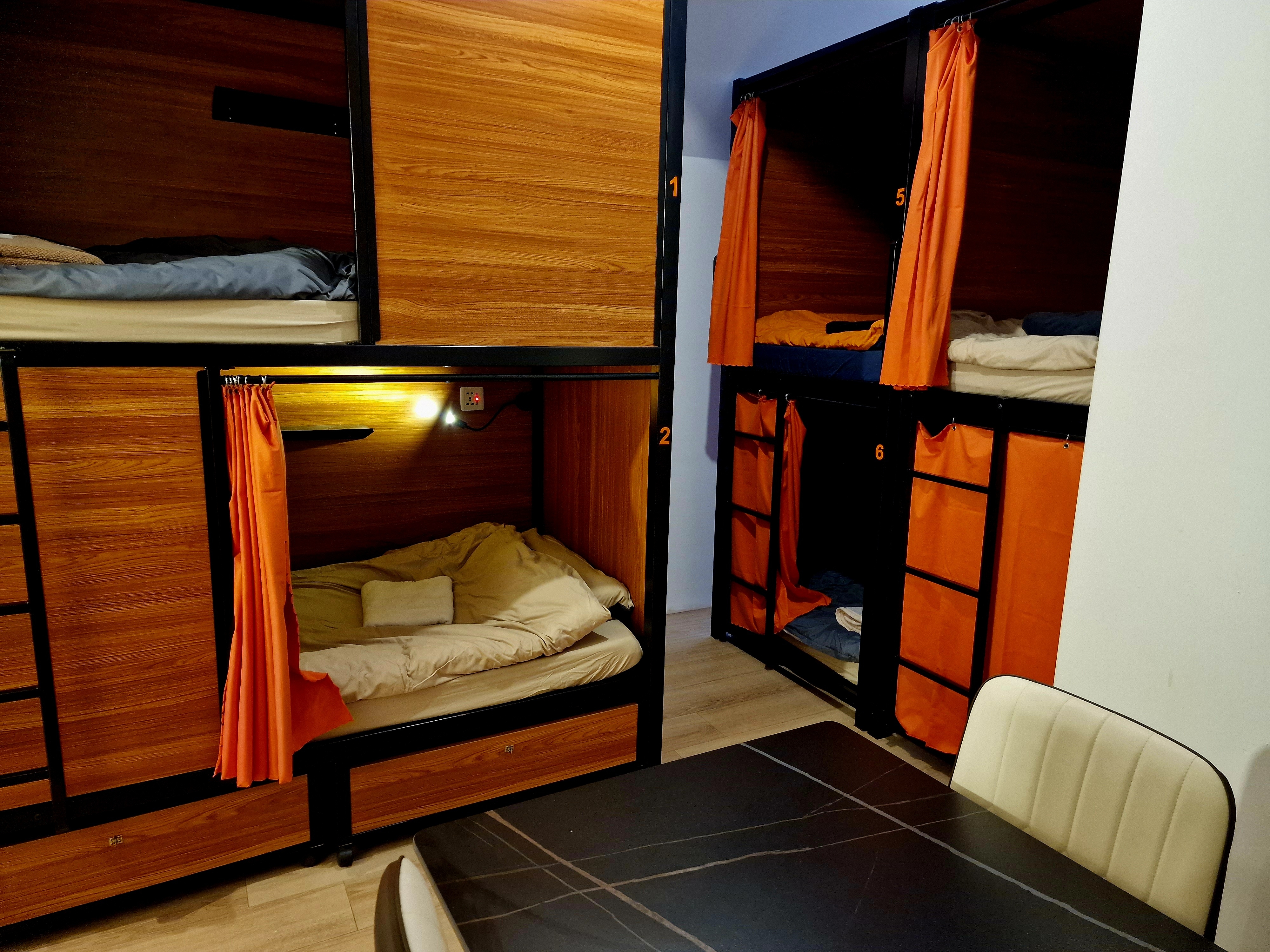 Hostel room with own bathroom and entrance (6 max) — Rotterdam stay