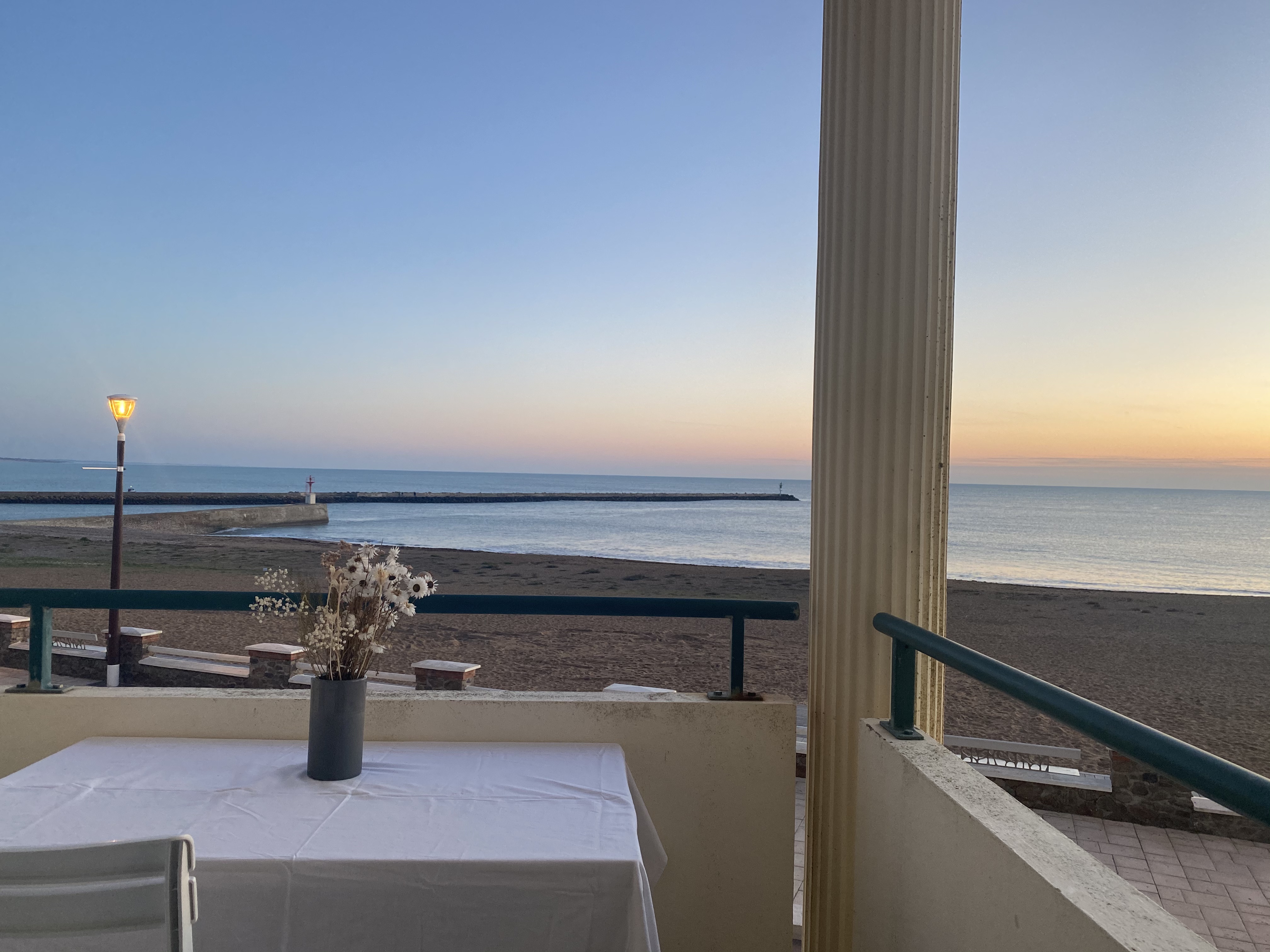 Cozy apartment with stunning ocean views