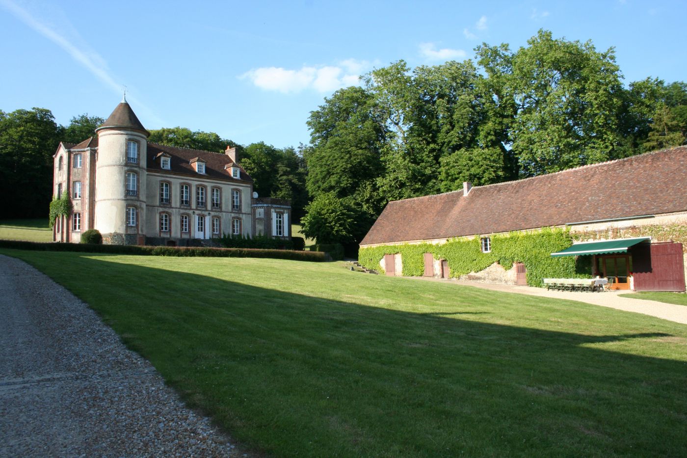 Chateau estate, 90 min from Paris, 16 people Castles for Rent in L