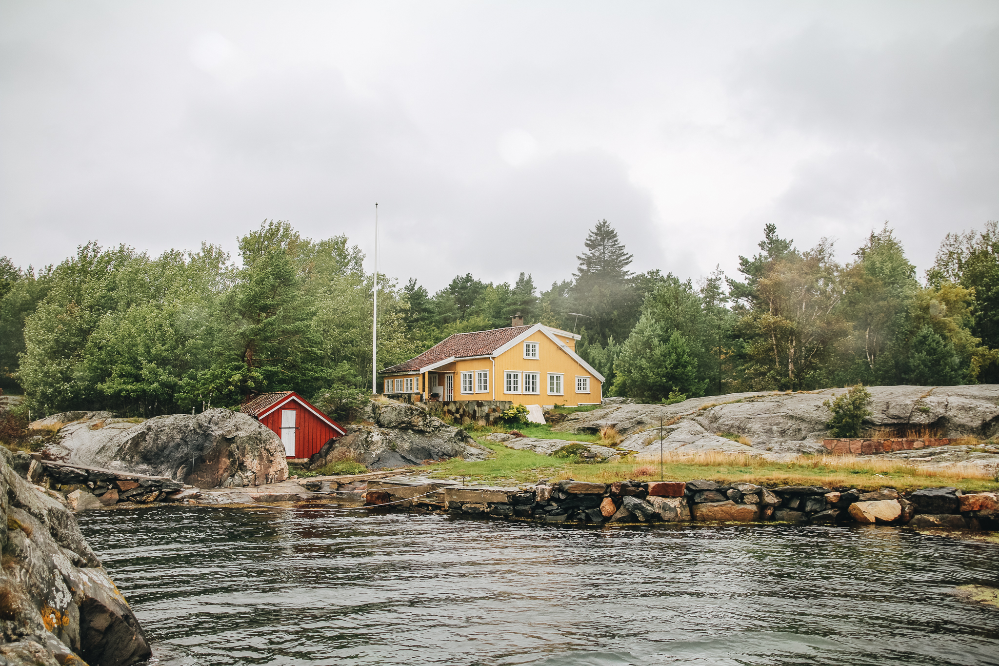 Cozy cabin with private pier, lagoon and lawn
