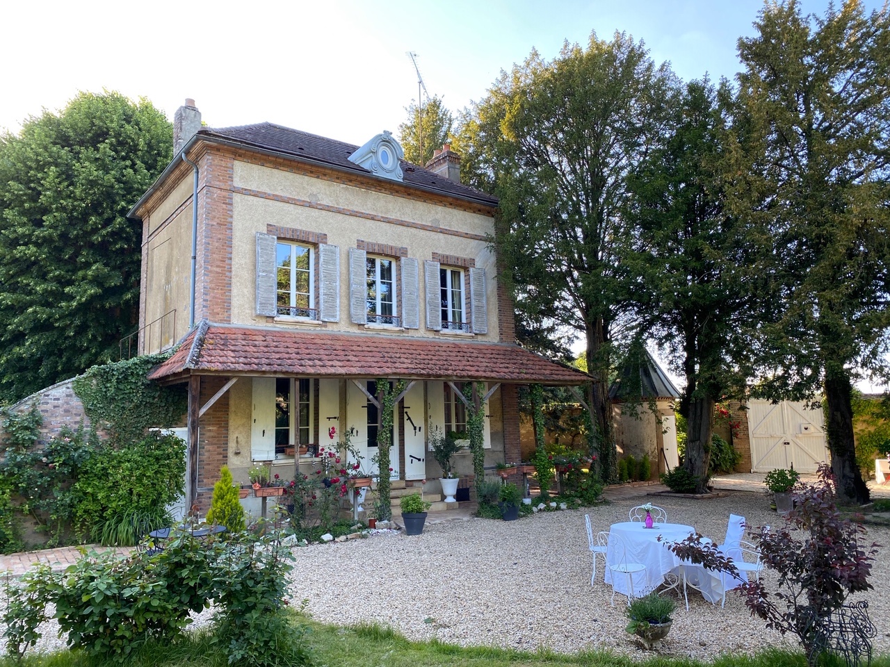 Le Chateau De Cartes Des Masses Piscine Maisons A Louer A Villeneuve La Guyard Bourgogne Franche Comte France