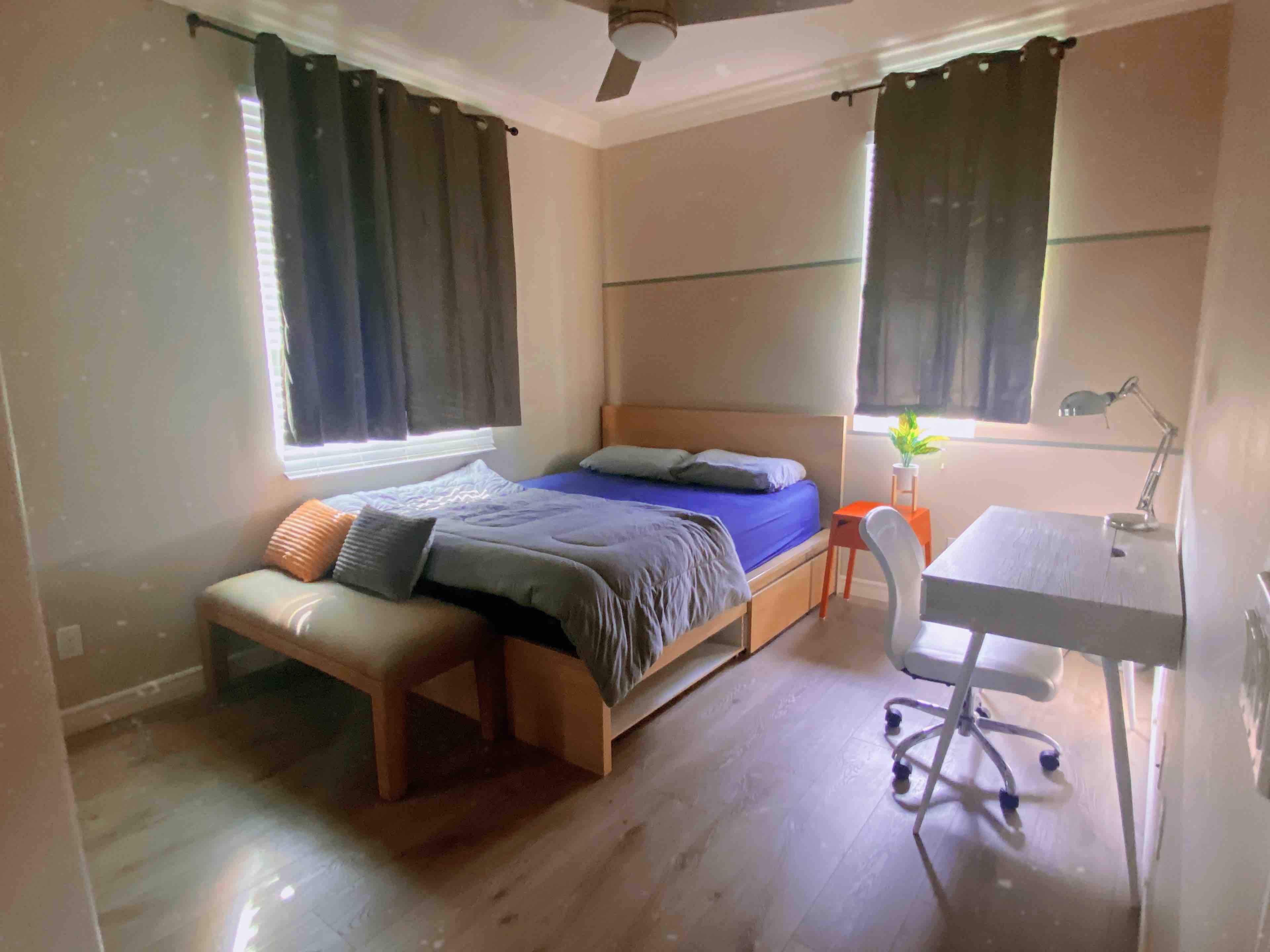 Super clean chic room  in Quiet neighborhood
