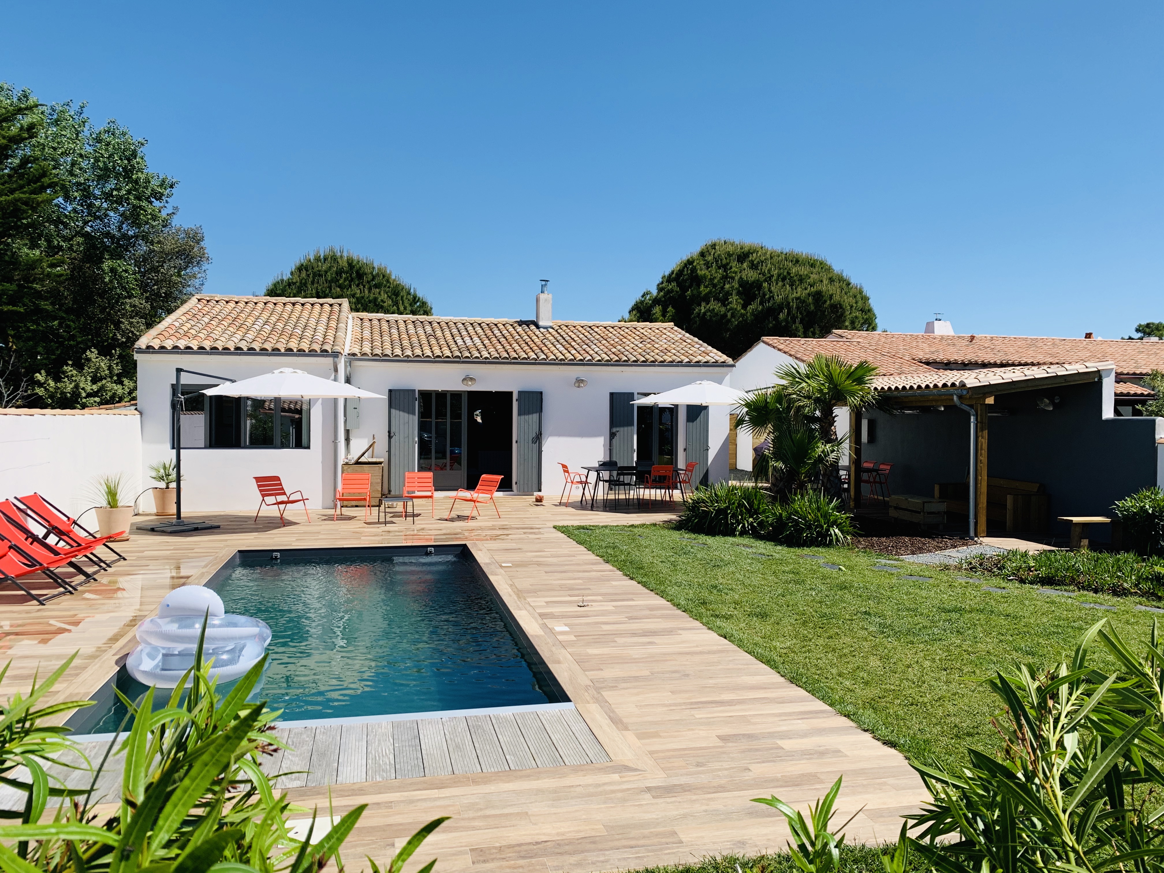 6 person house, heated pool, close to beach