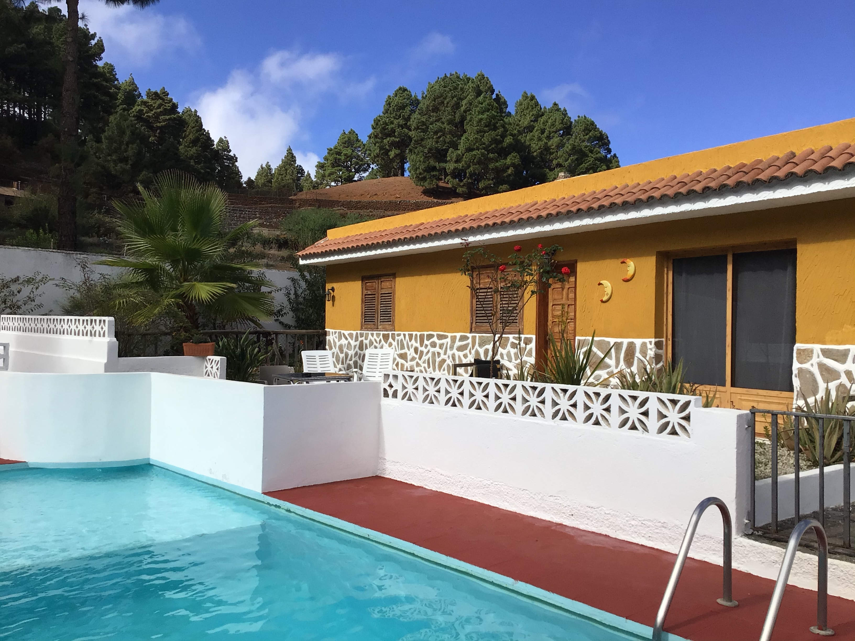 Holiday house with swimming pool and barbecue.