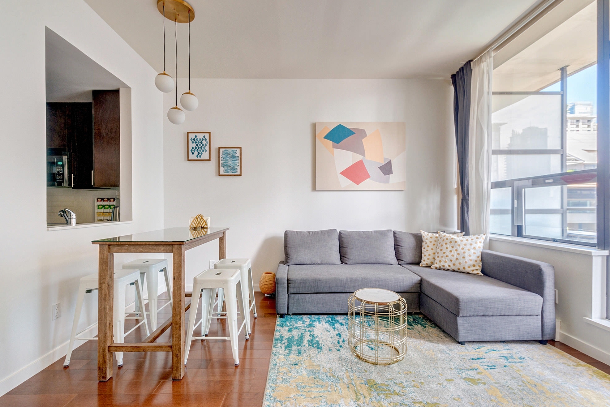 Modern Luxury - Unbeatable Location with Parking