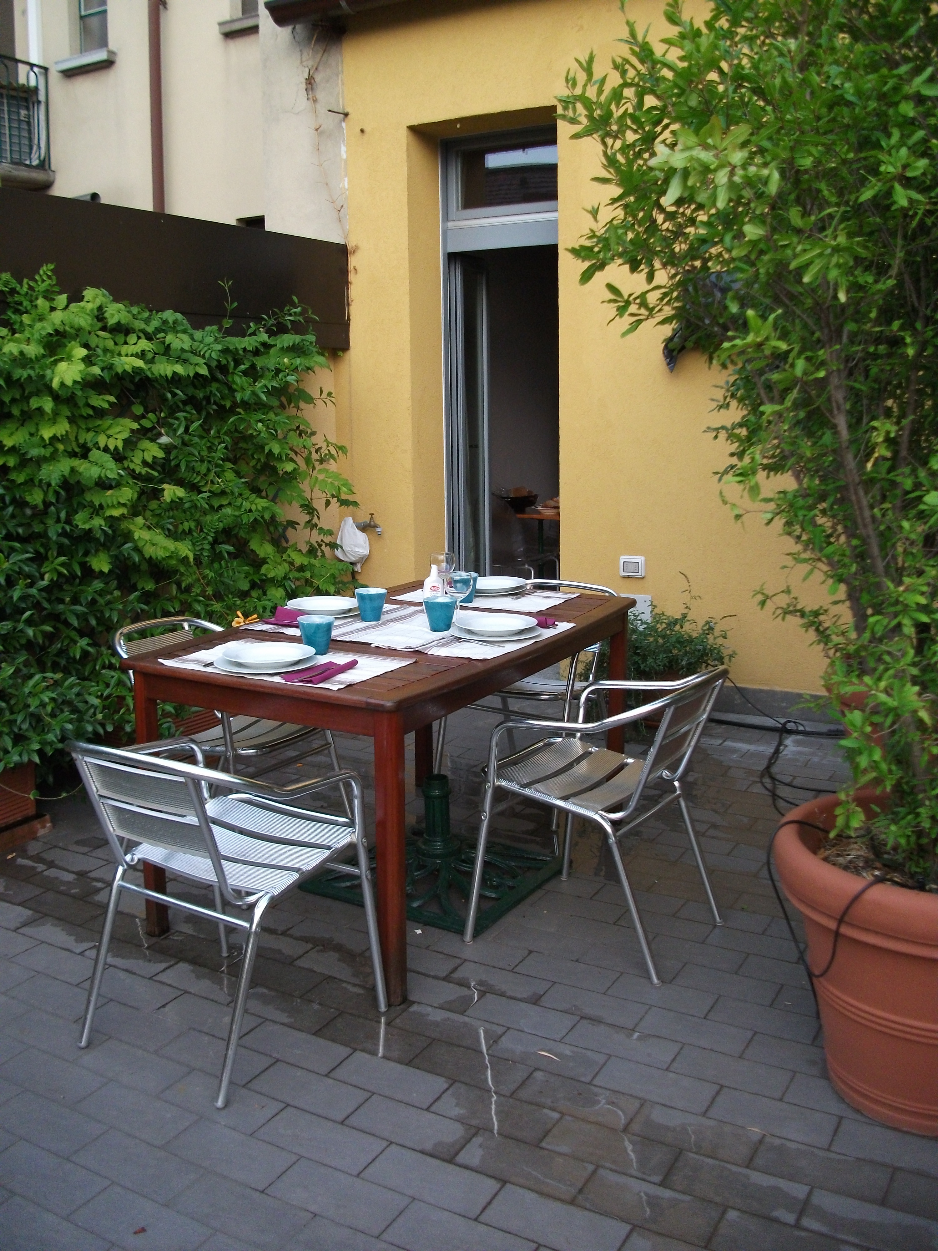 Central spacious flat with large outdoor terrace in SARPI, Milan