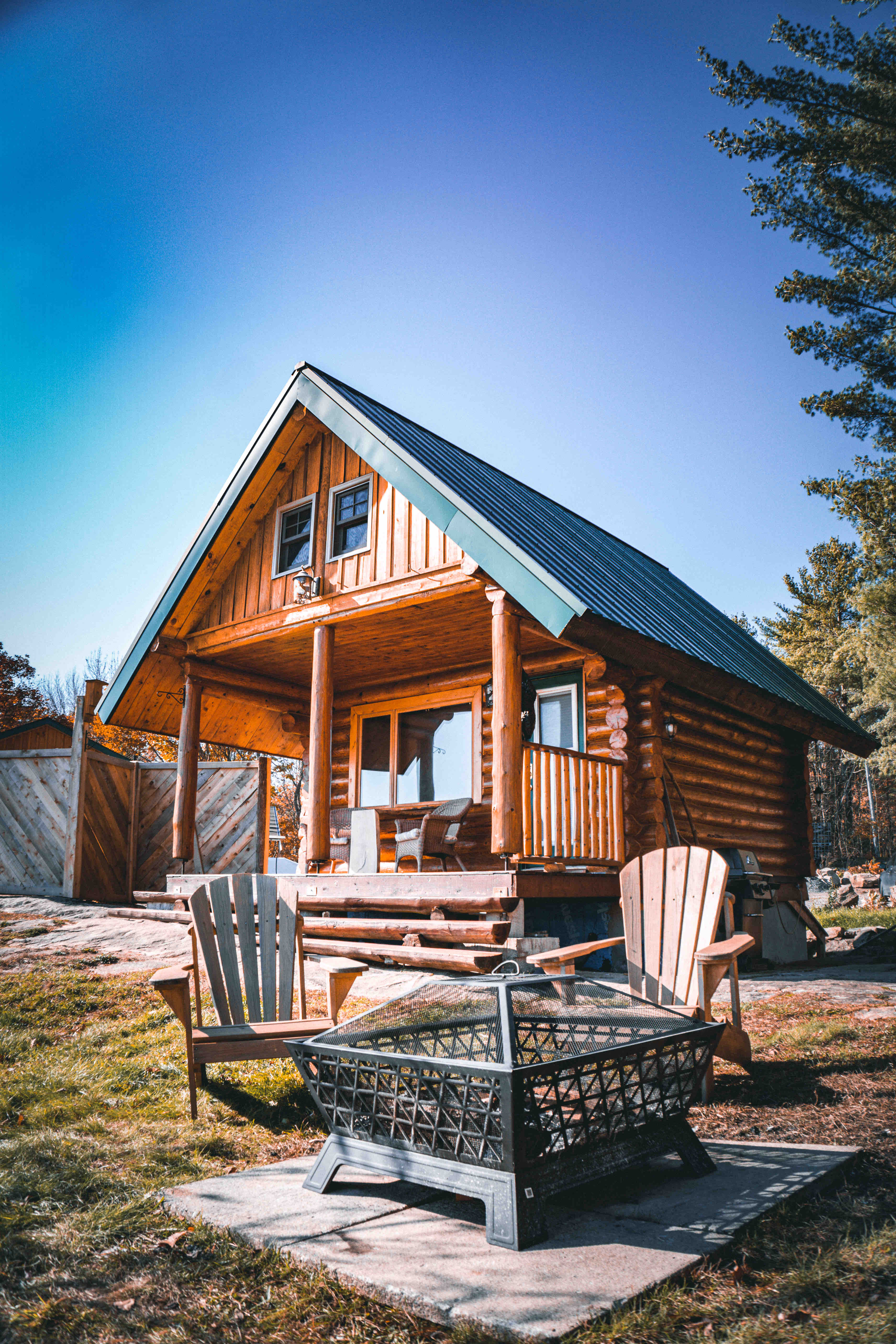 Log Cabin on the Lake Bed and Breakfast