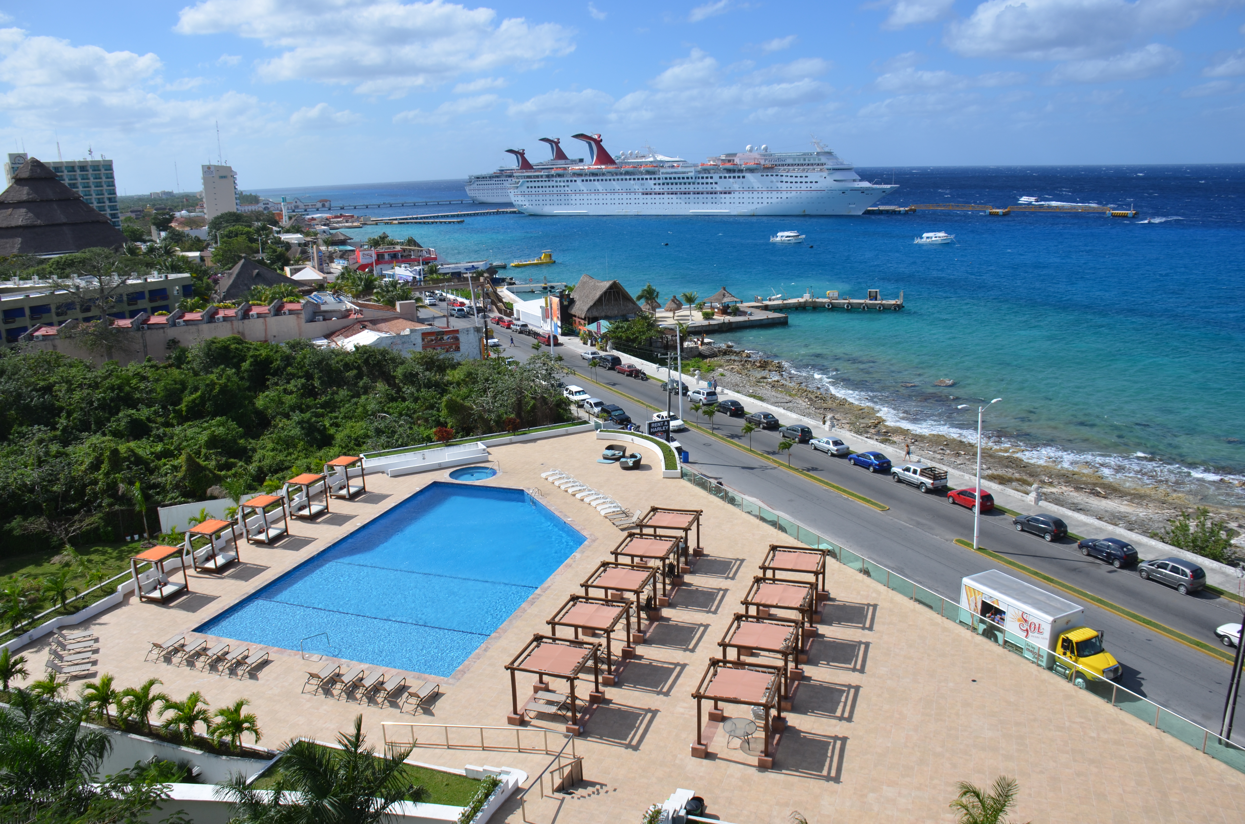 Stunning Views Penthouse Top Floor Great Pool