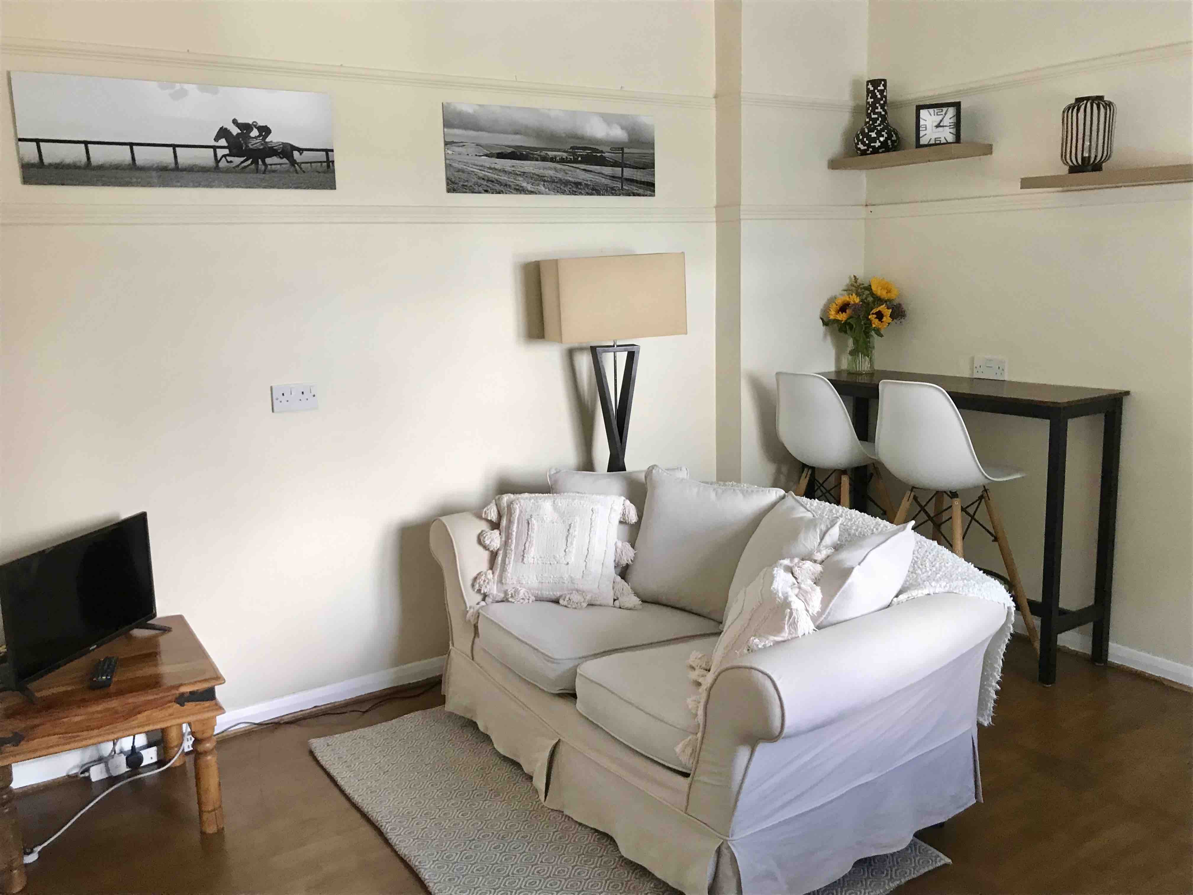 Paddock View Flat - rural yet convenient location