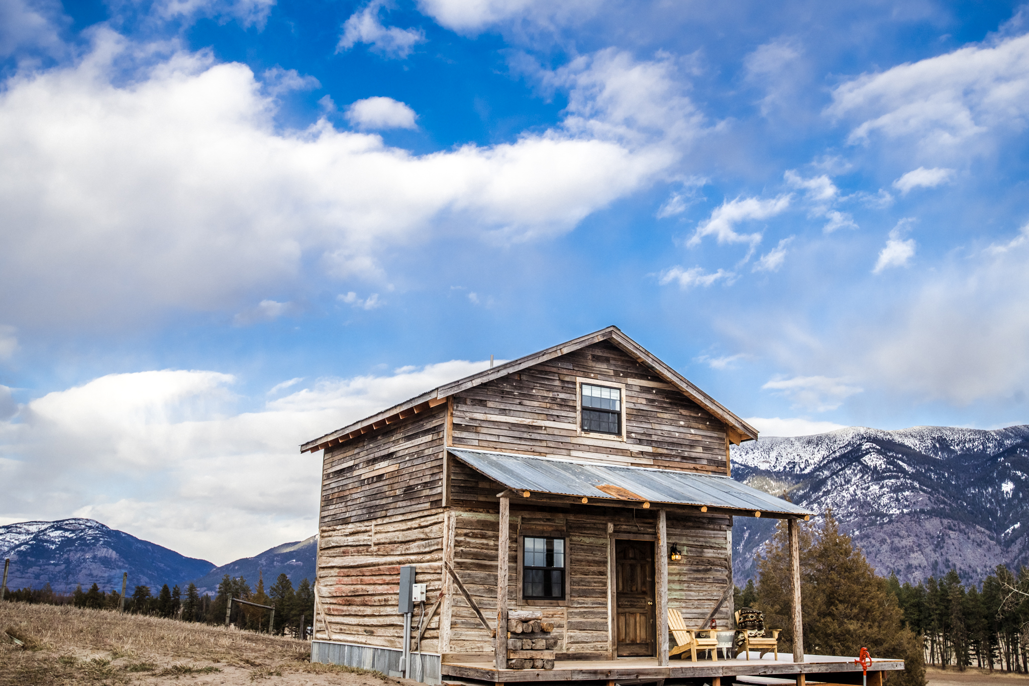 Historic homestead cabin VIEW HOT TUB near Glacier Cabins for Rent in Columbia Falls, Montana