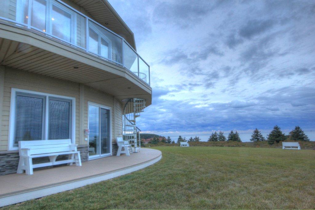 Canada's Rotating House, Suites, & Tours (Condo 1) Apartments for