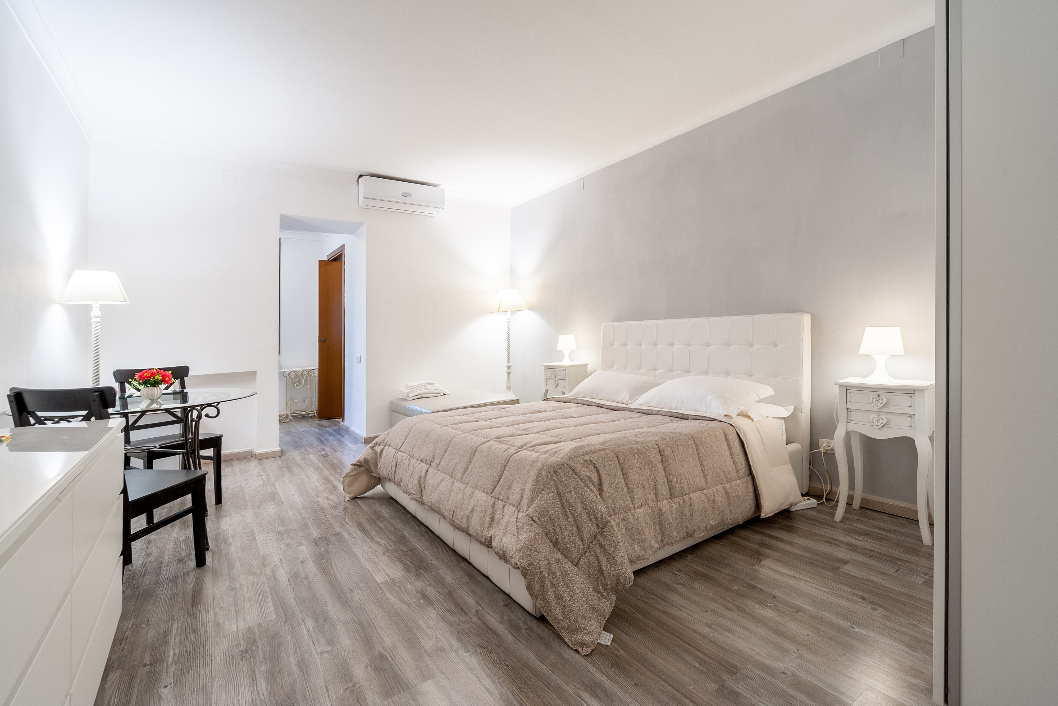 Awesome suite near Spanish Steps! (Netflix)